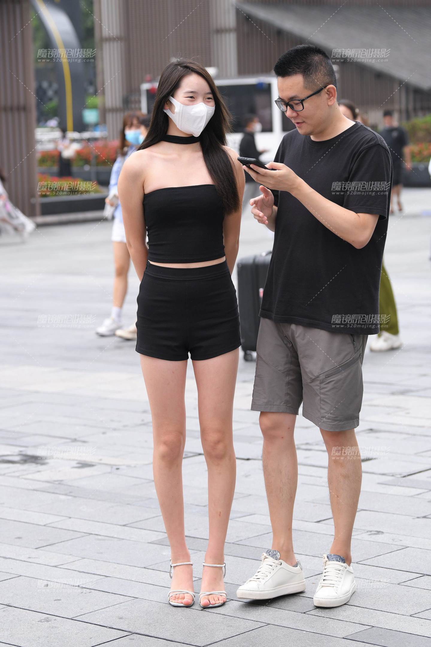 图片[1]-单眼皮的热裤长腿女友-街拍流行馆
