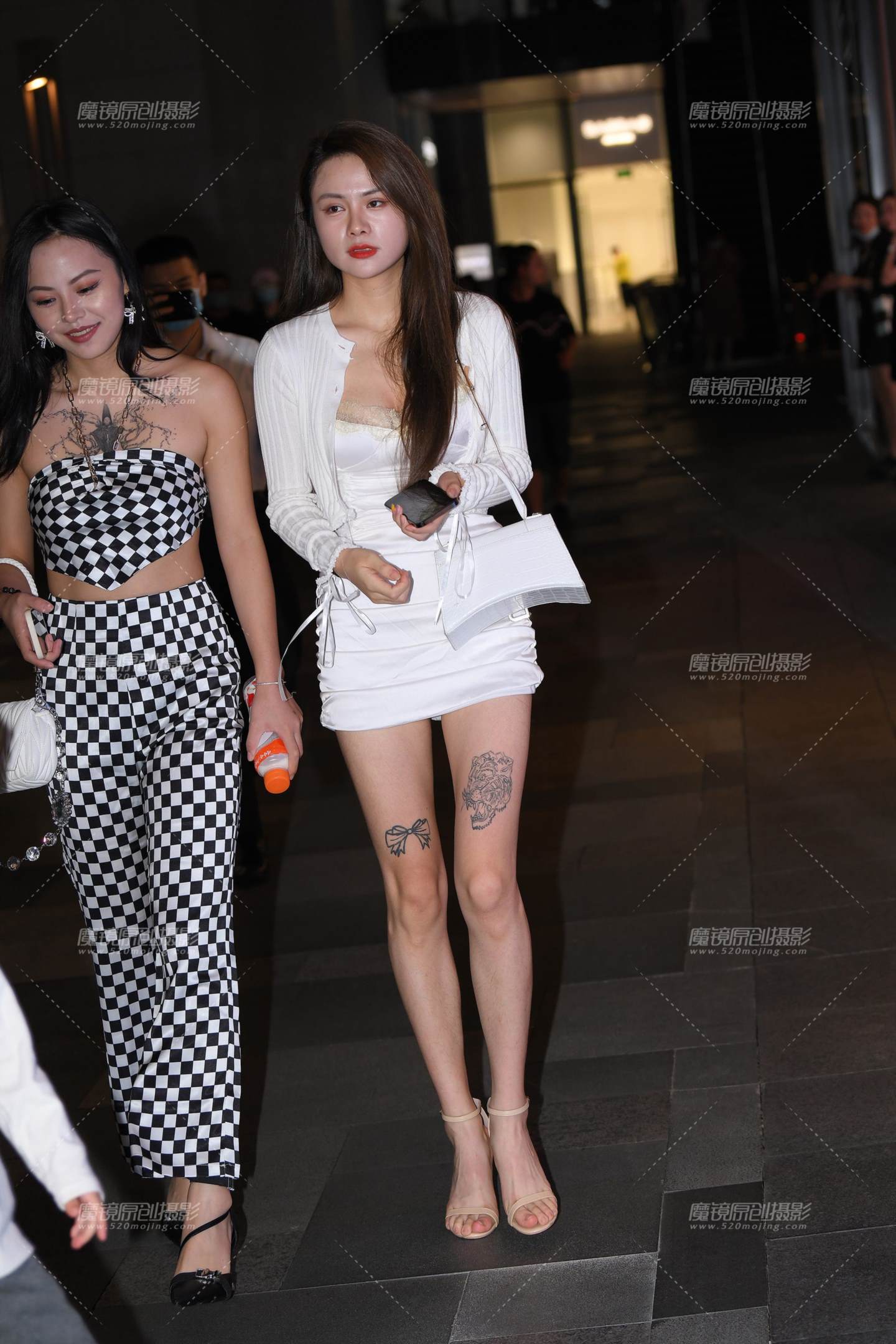 图片[1]-包臀裙美腿高跟女子-街拍流行馆