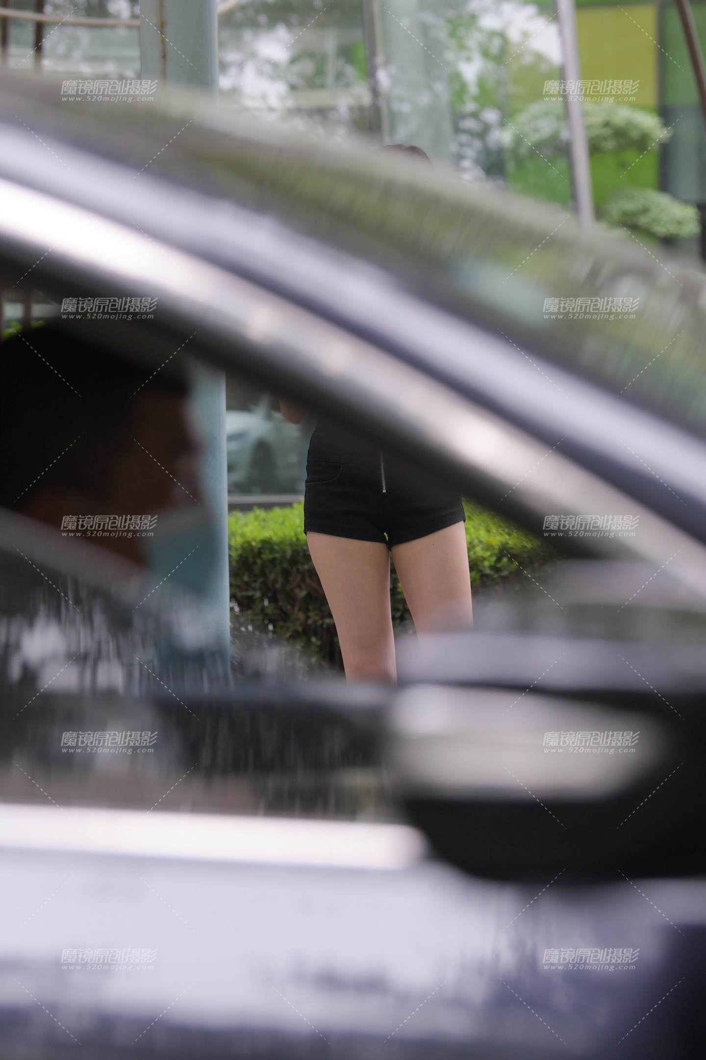 图片[4]-黑色热裤美腿美女-街拍流行馆
