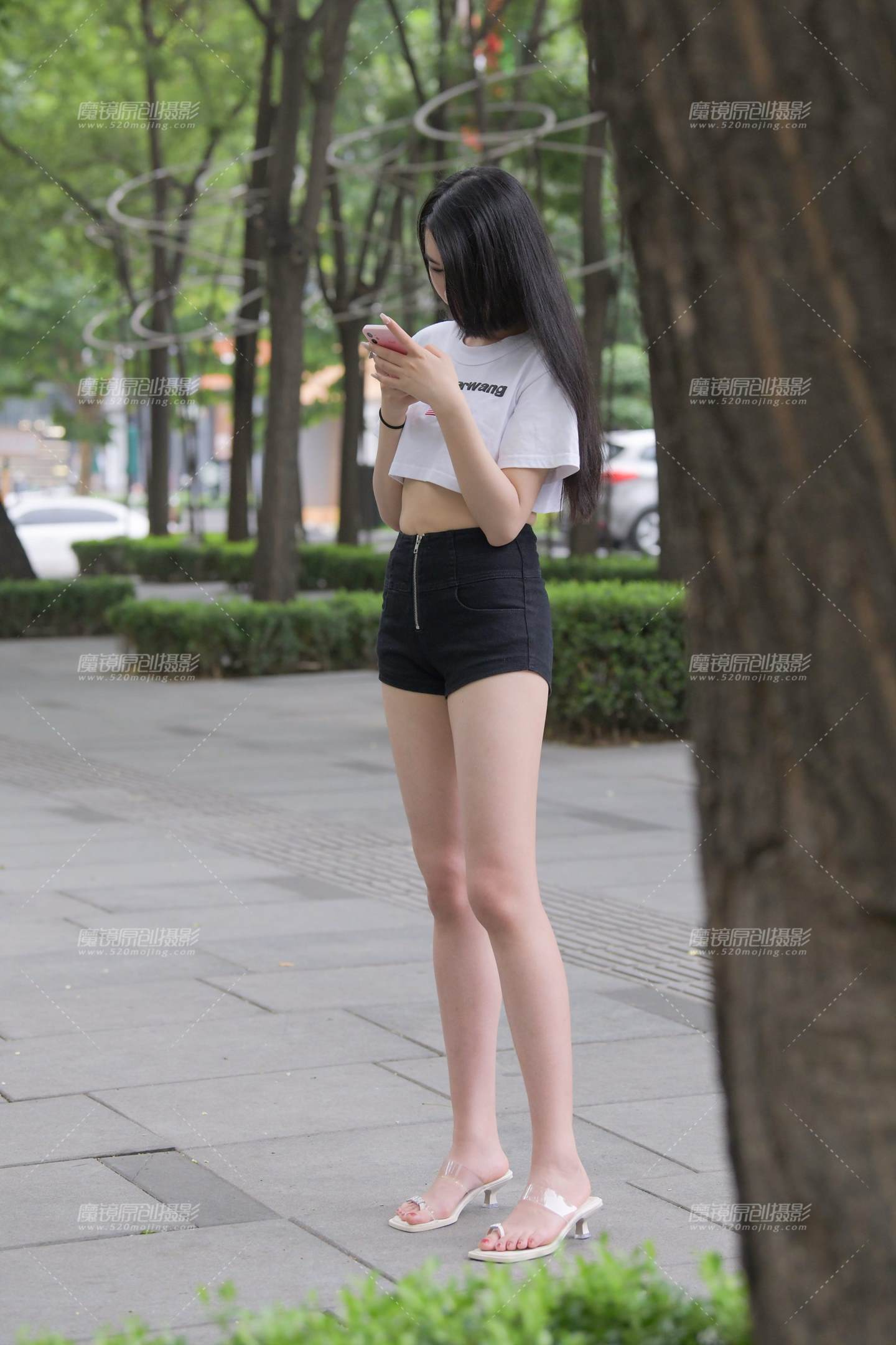 图片[1]-黑色热裤美腿美女-街拍流行馆