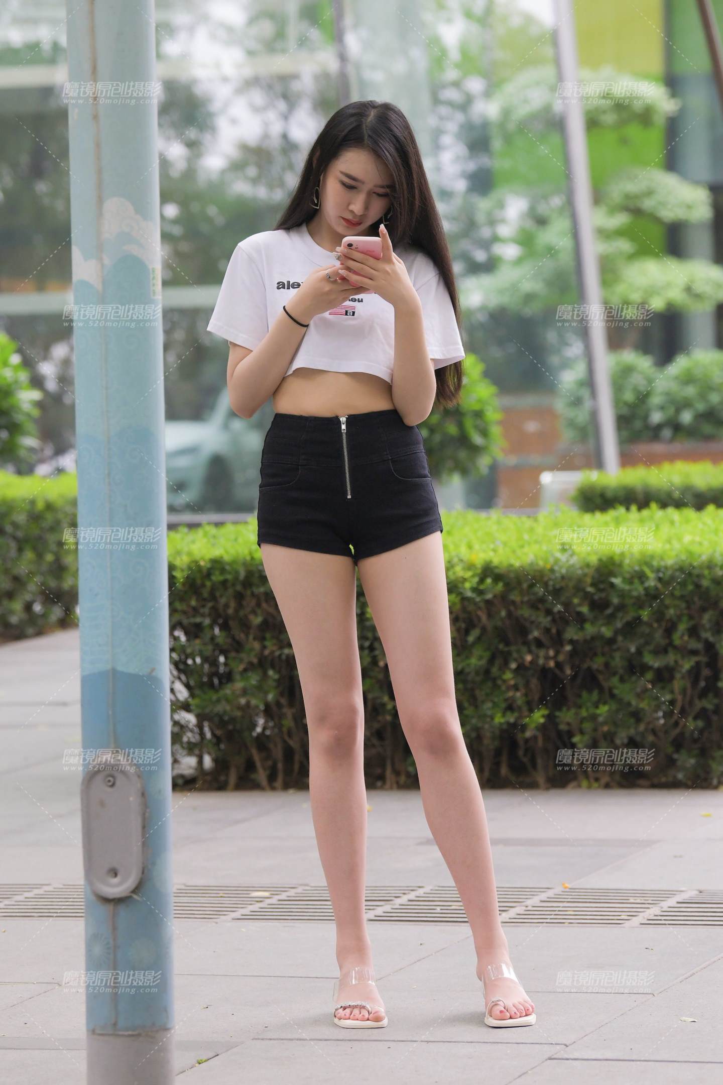 图片[5]-黑色热裤美腿美女-街拍流行馆