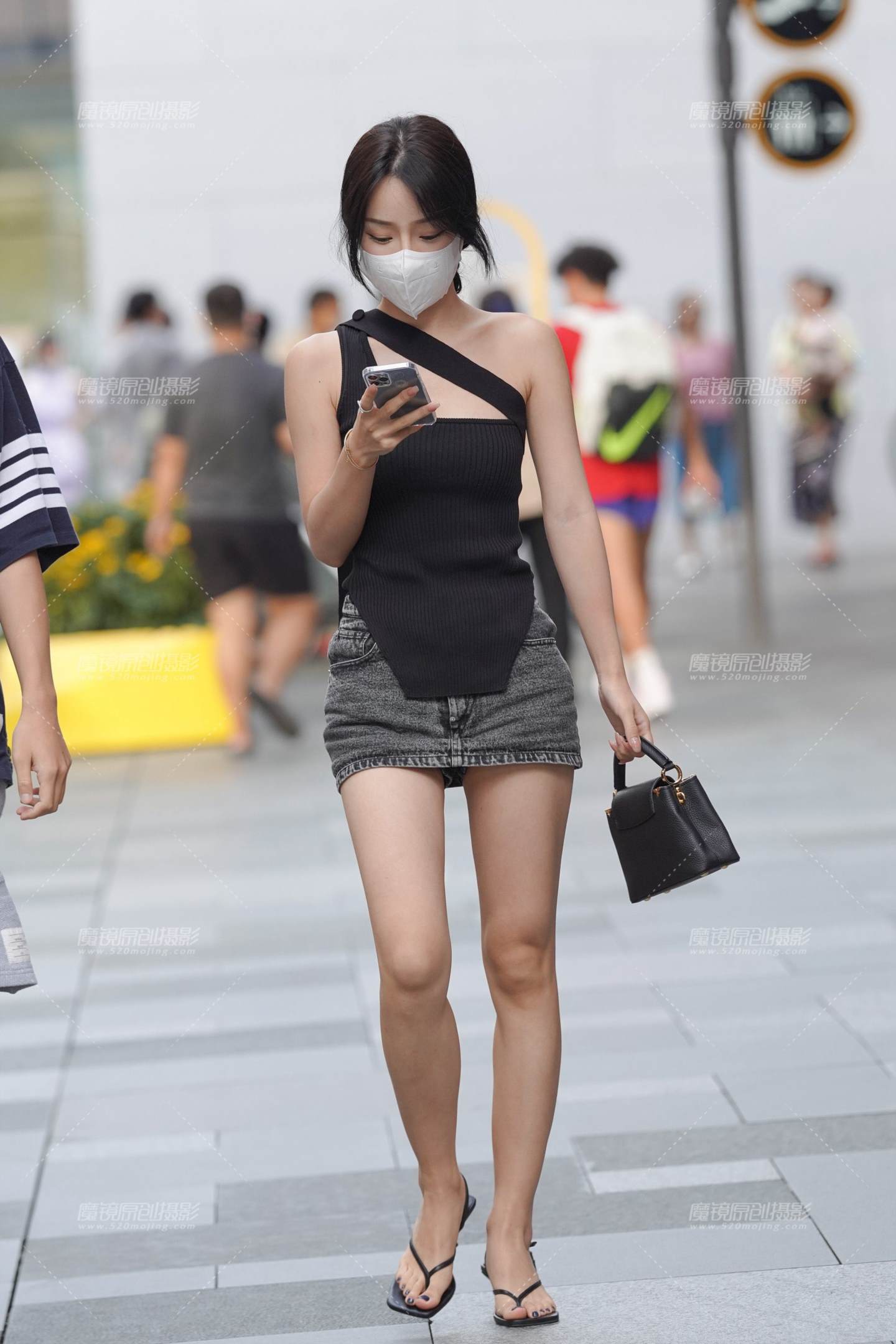 图片[1]-牛仔裙美女-街拍流行馆