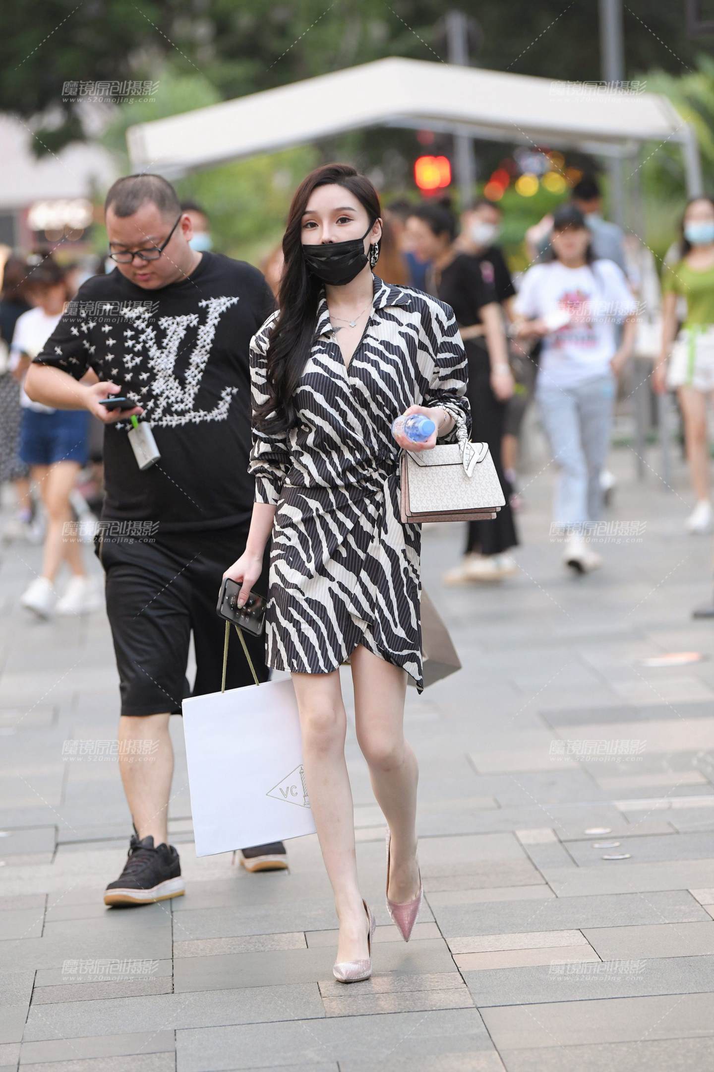 图片[1]-白天到黑夜，美腿高跟美女-街拍流行馆