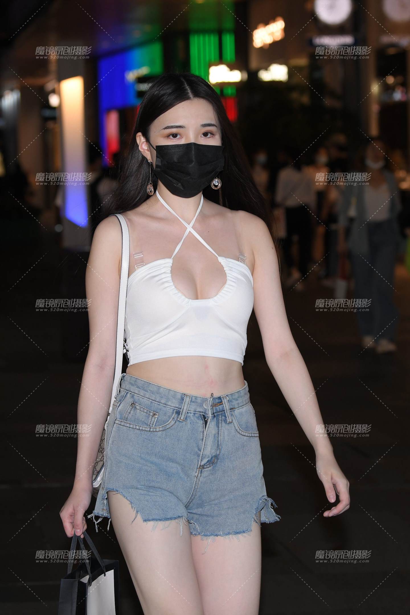 图片[3]-白皙热裤性感女孩-街拍流行馆