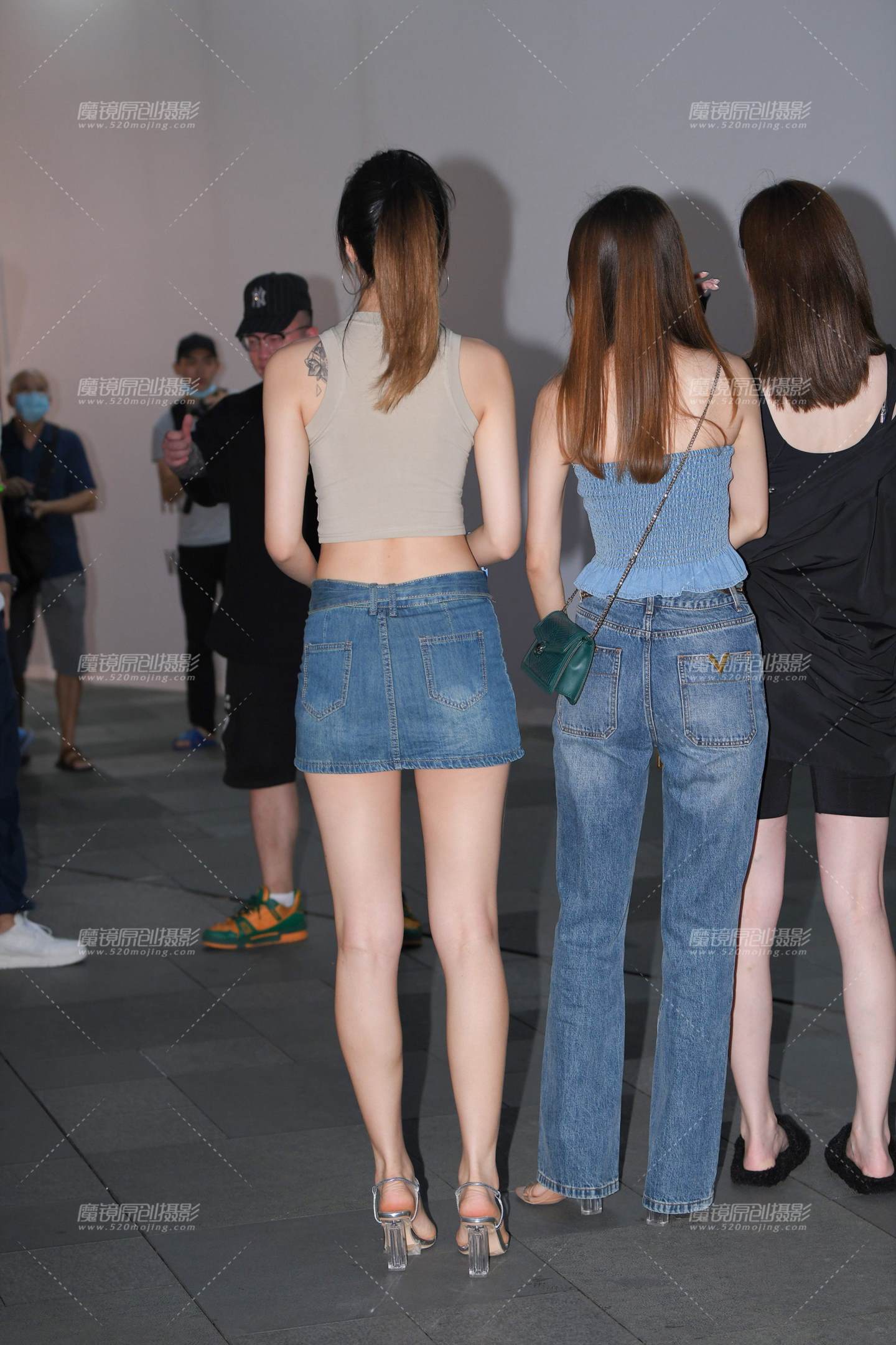 图片[4]-牛仔短裙，大长腿美女-街拍流行馆
