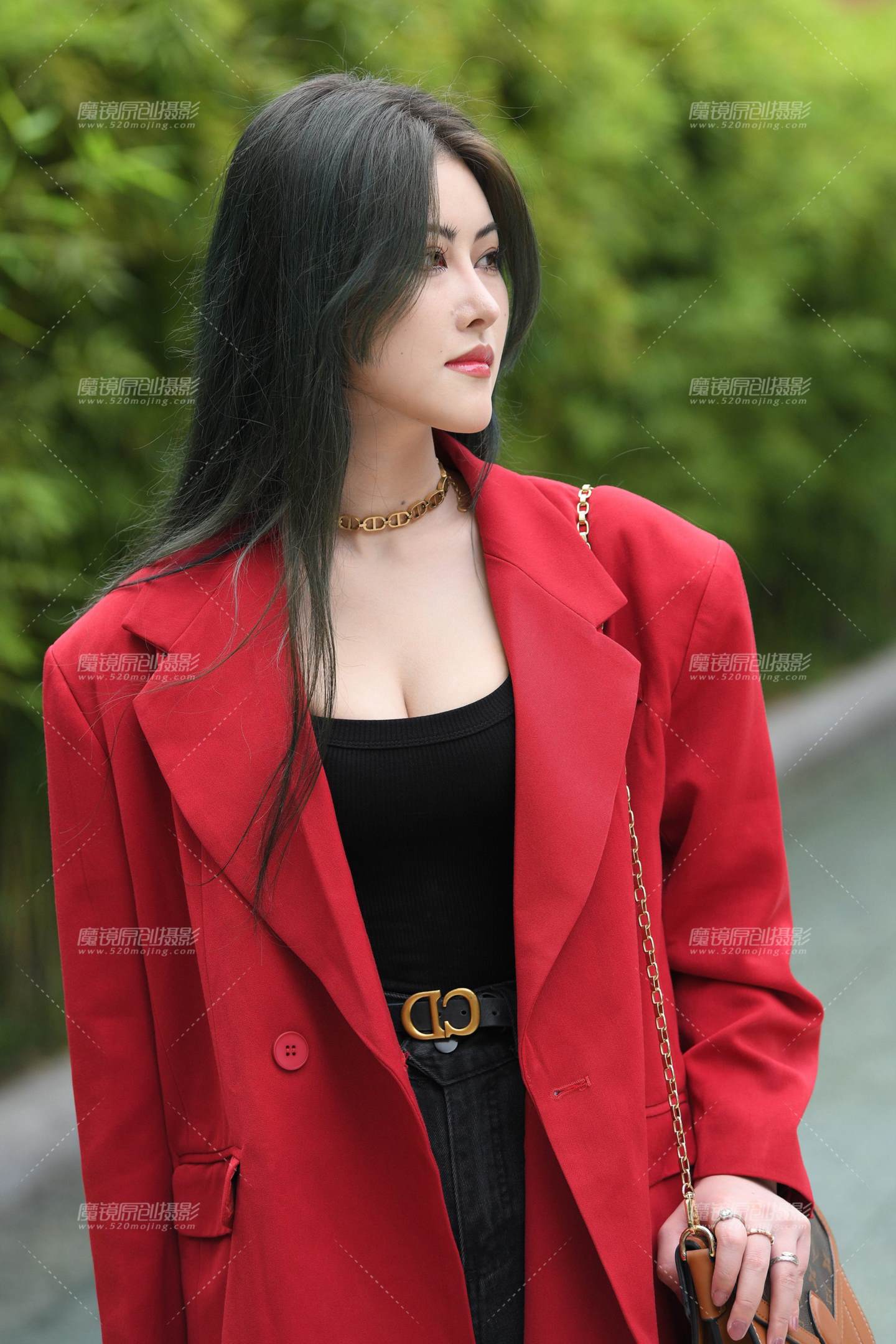 图片[1]-性感嫣红热裤美女-街拍流行馆