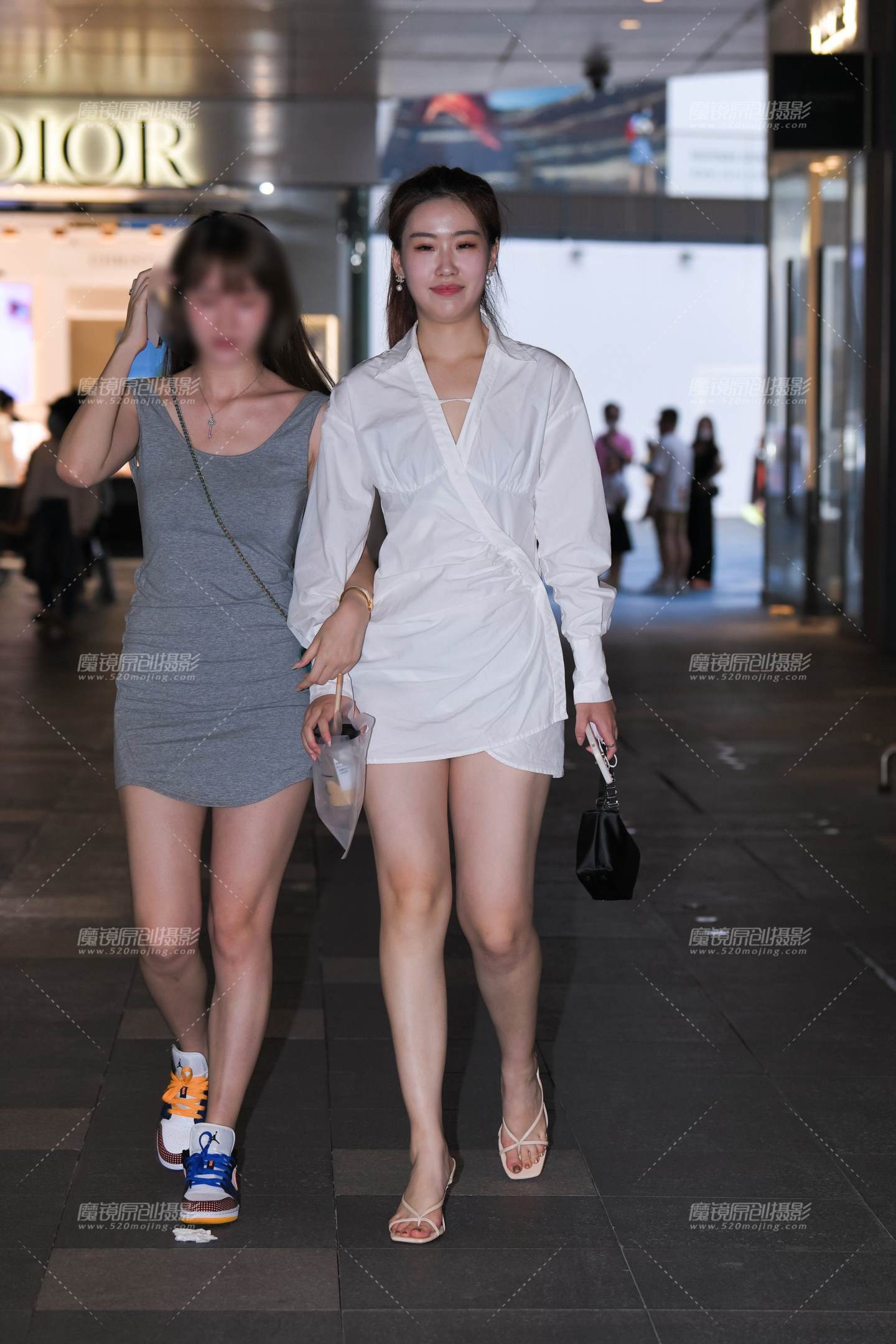 图片[1]-大白裙长腿美女-街拍流行馆