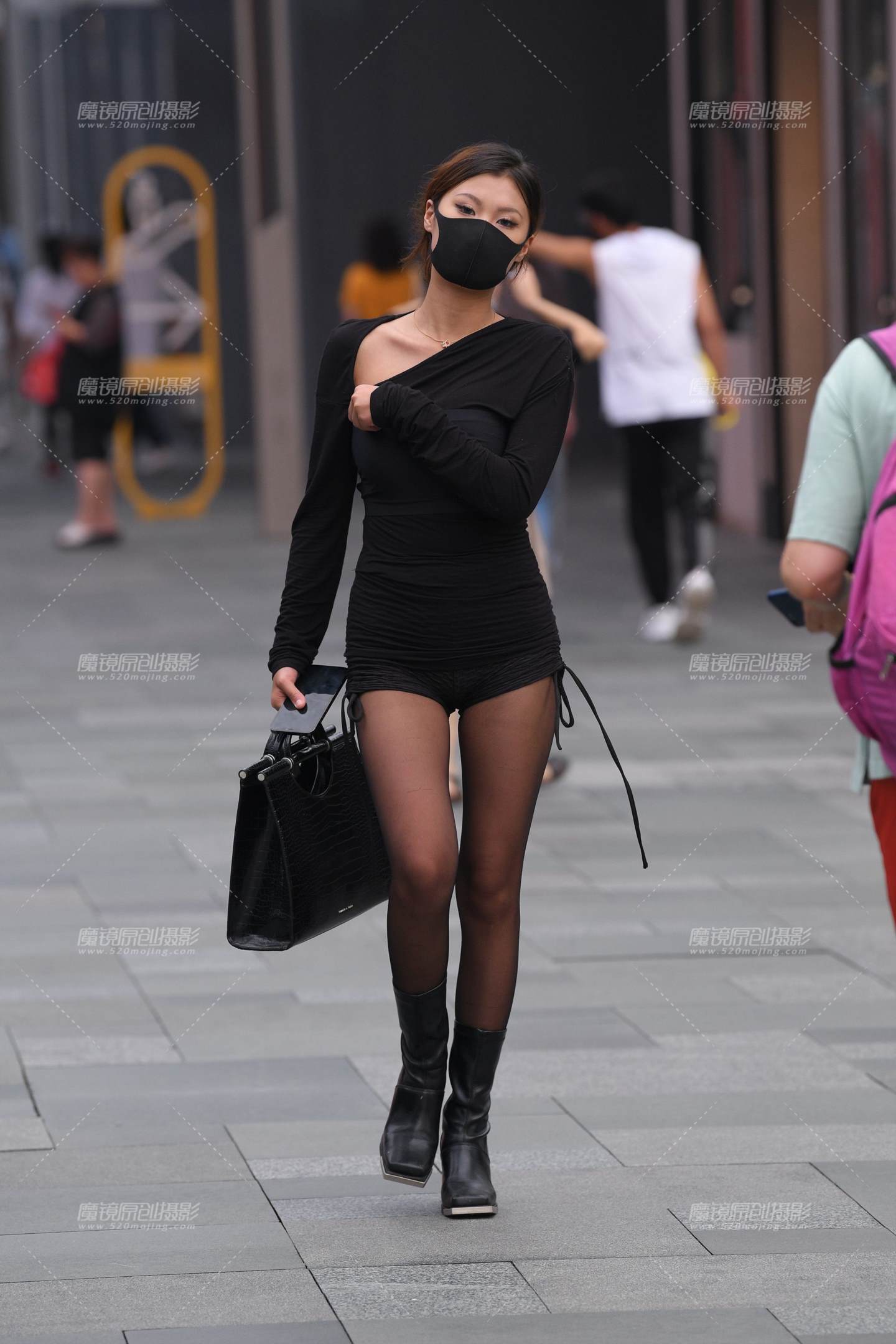 图片[1]-紧致热裤黑丝美女-街拍流行馆