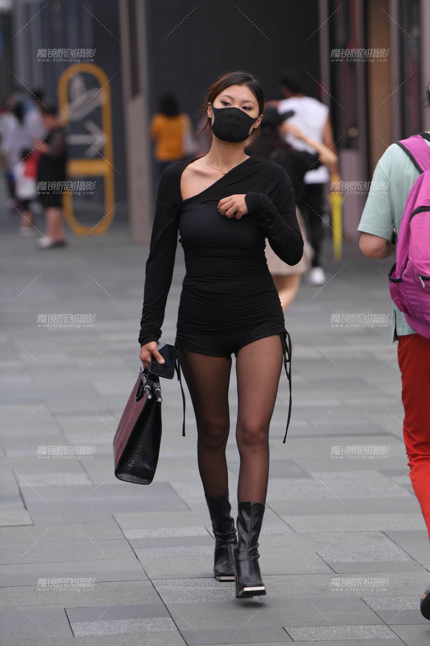 图片[4]-紧致热裤黑丝美女-街拍流行馆