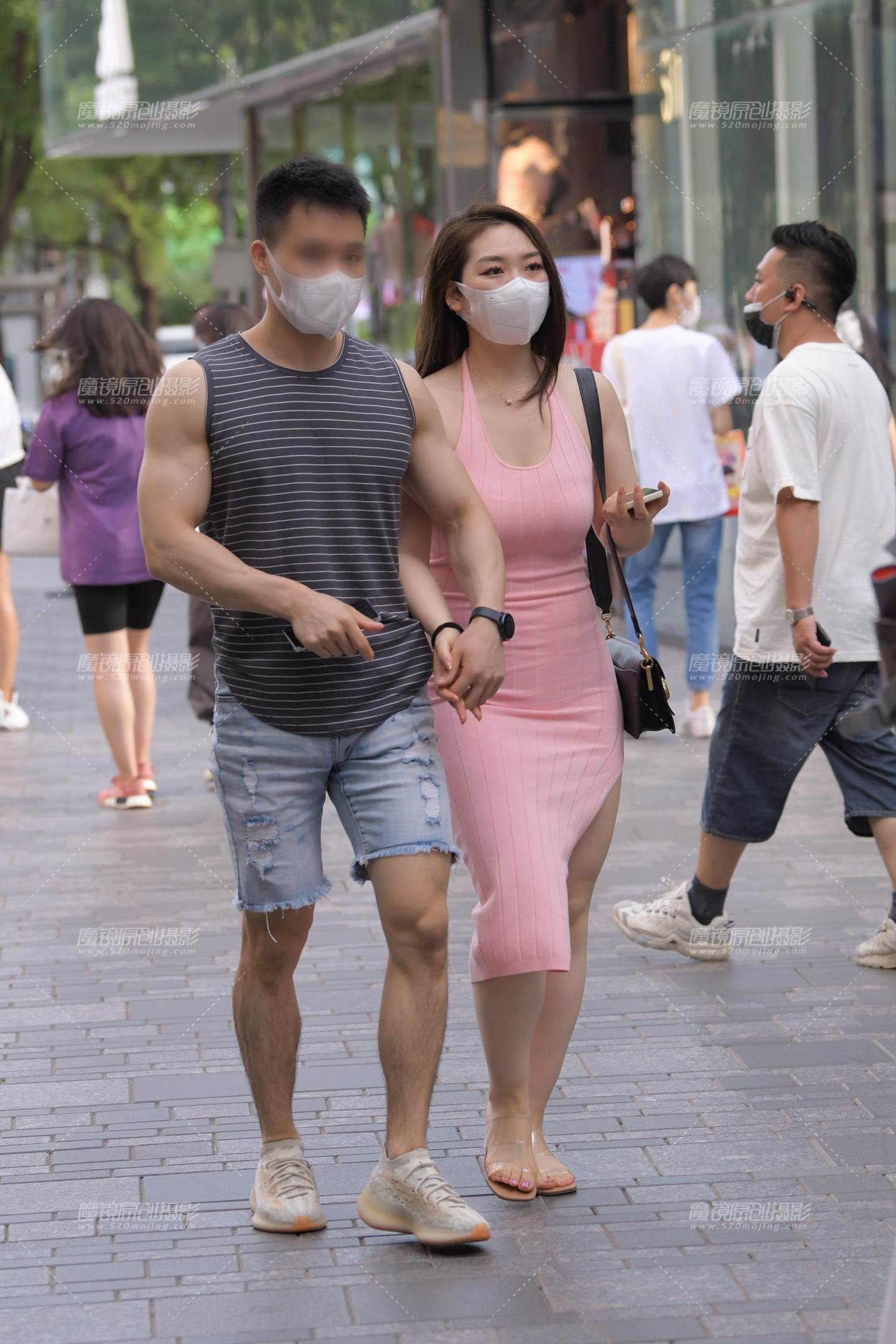 图片[1]-丰腴的粉裙-街拍流行馆