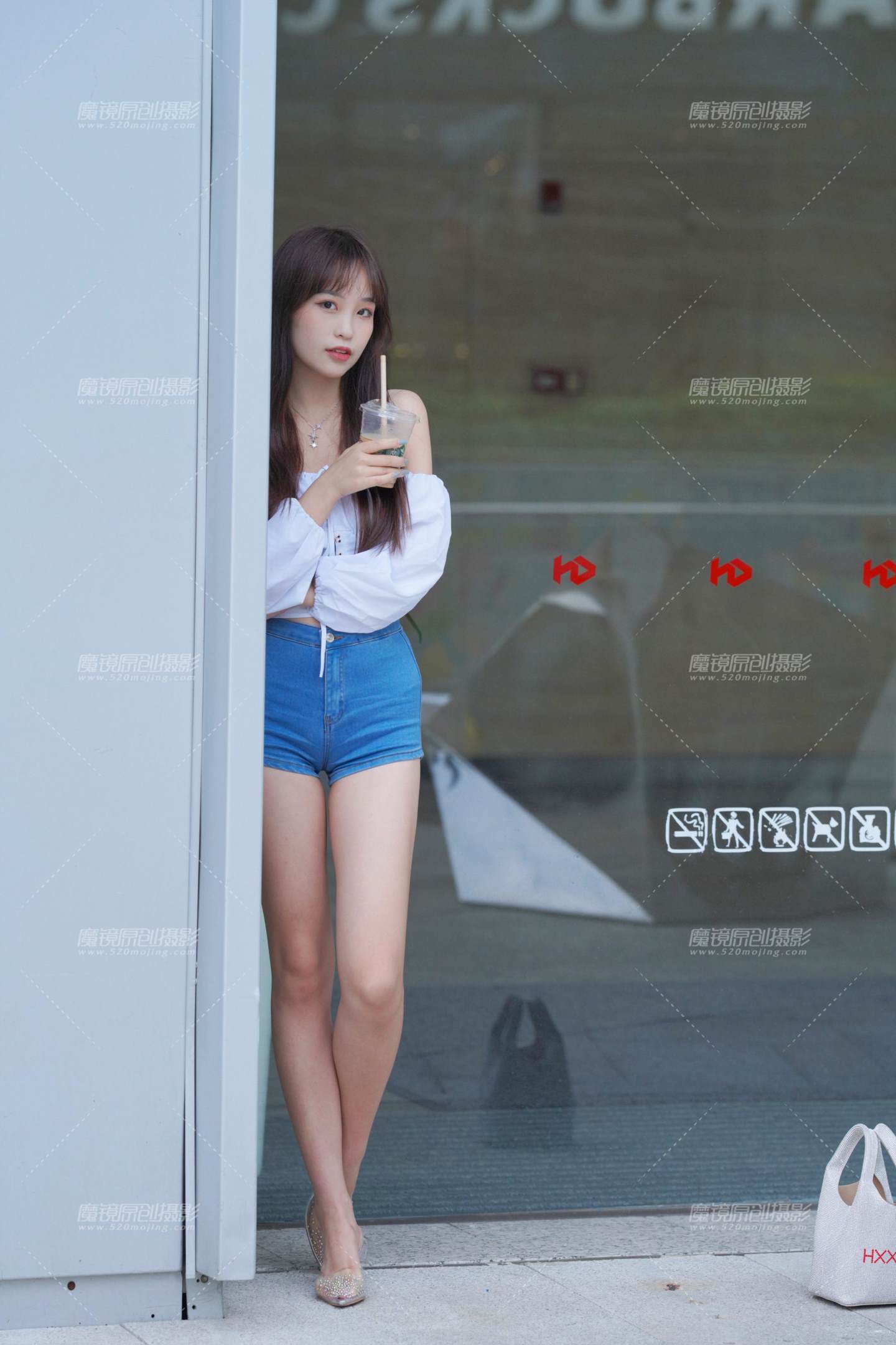 图片[1]-清新可爱的热裤女孩-街拍流行馆