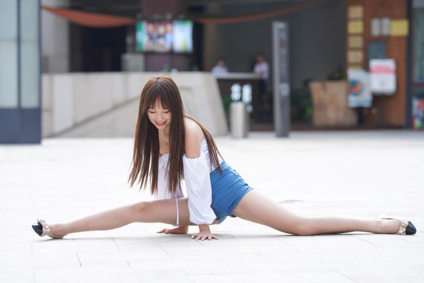 图片[3]-清新可爱的热裤女孩-街拍流行馆