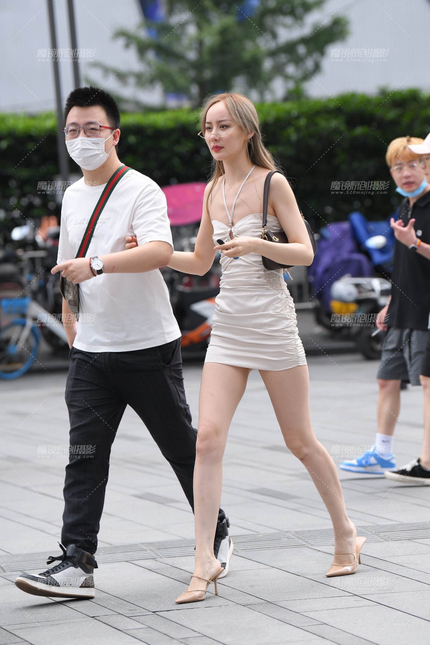 图片[1]-白皙美腿高跟美女-街拍流行馆