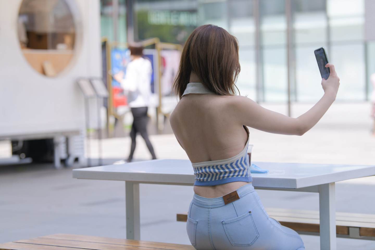 图片[4]-露背蓝牛美女-街拍流行馆