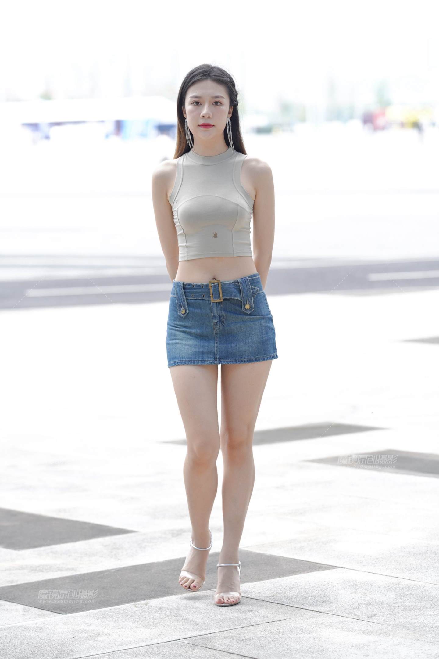 图片[1]-牛仔短裙长腿美眉-街拍流行馆