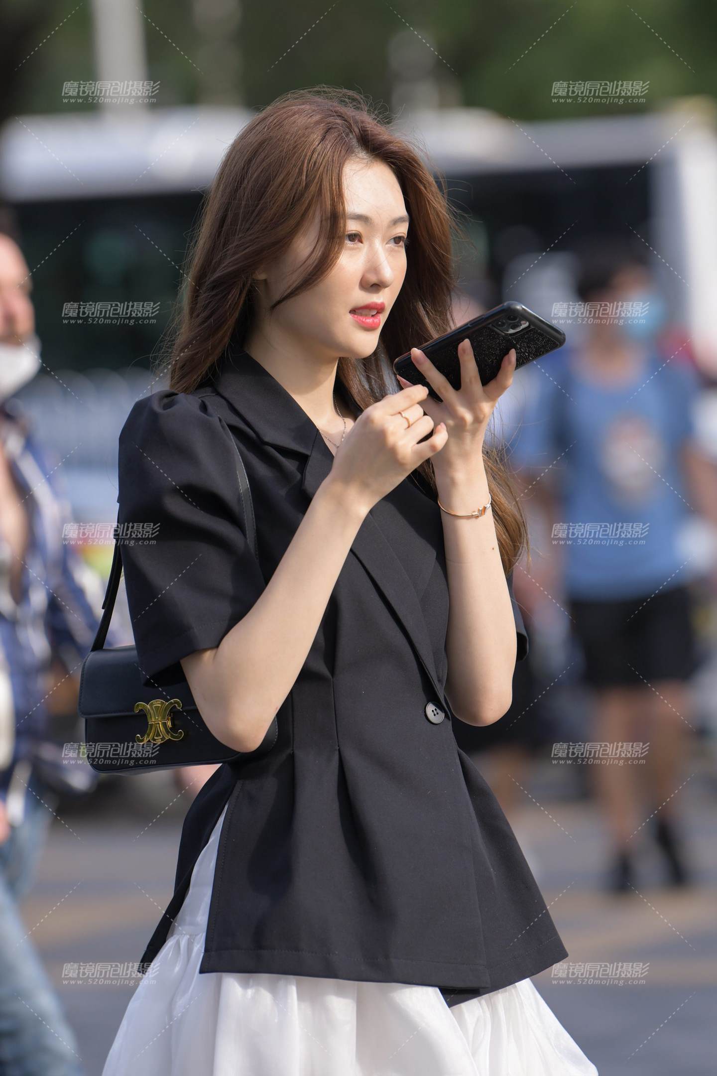 图片[2]-黑色小西服白裙美女-街拍流行馆