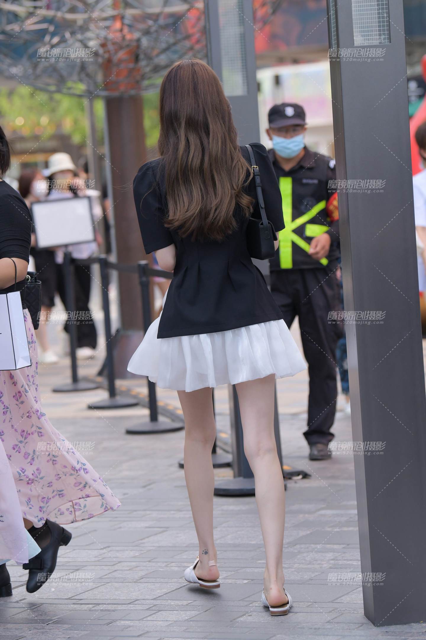 图片[3]-黑色小西服白裙美女-街拍流行馆