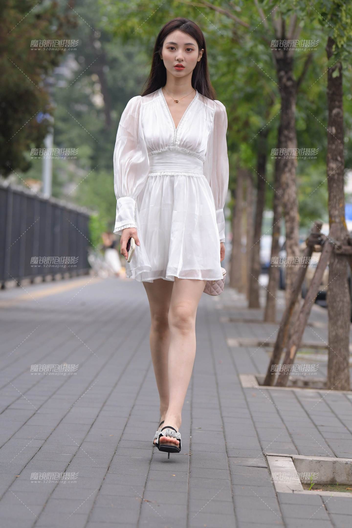 图片[1]-白裙美女-街拍流行馆