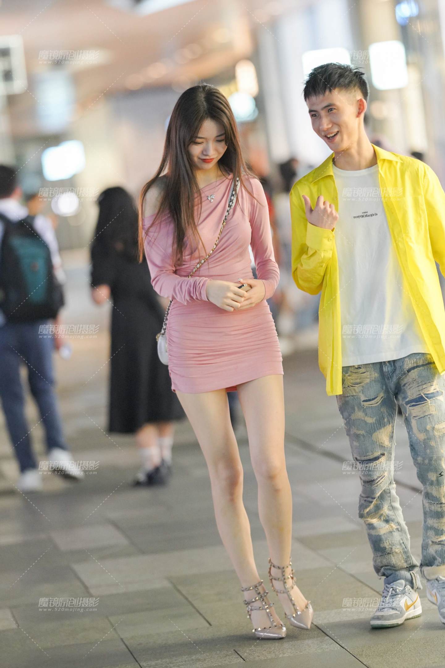 图片[1]-短裙靓丽女孩-街拍流行馆