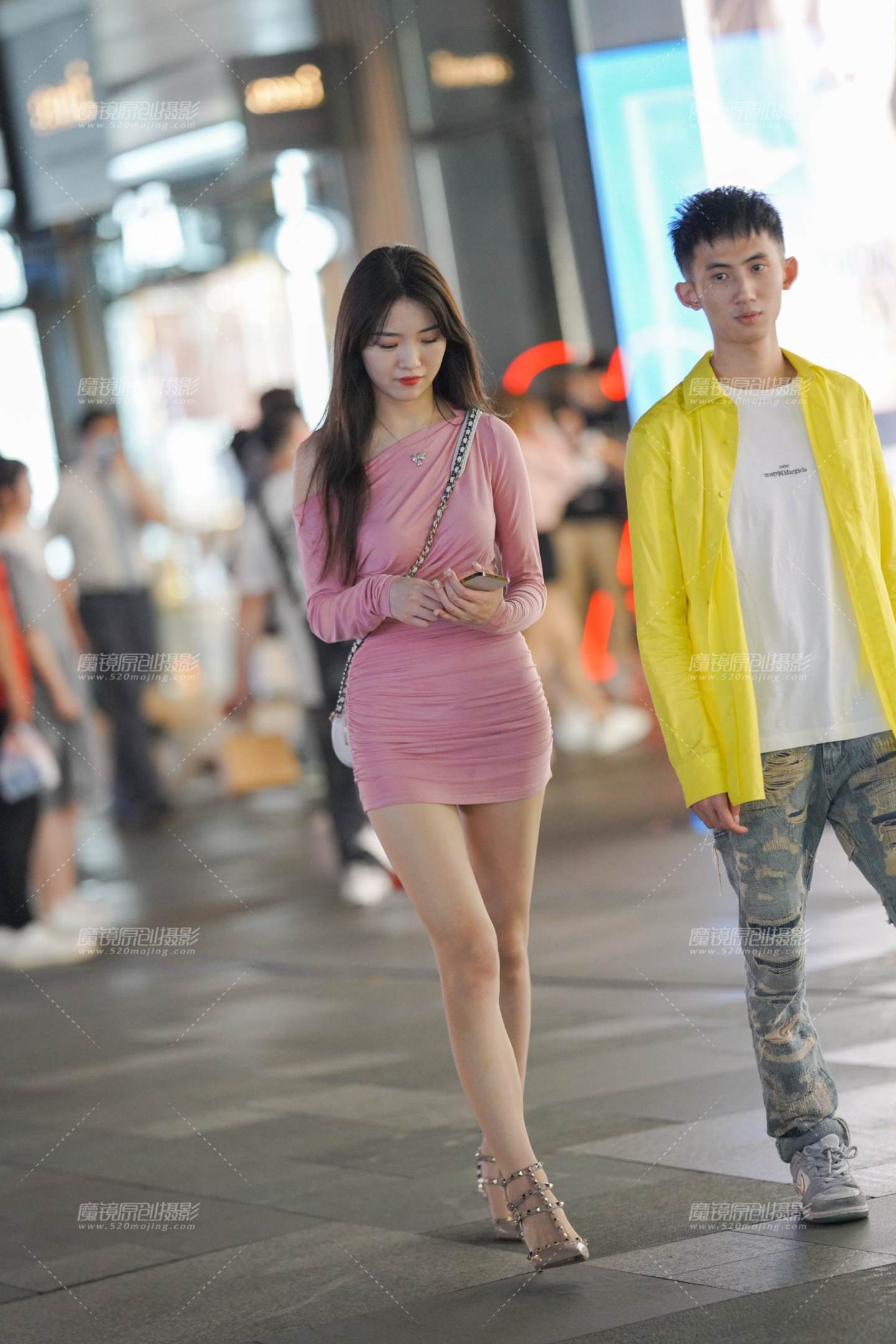 图片[4]-短裙靓丽女孩-街拍流行馆