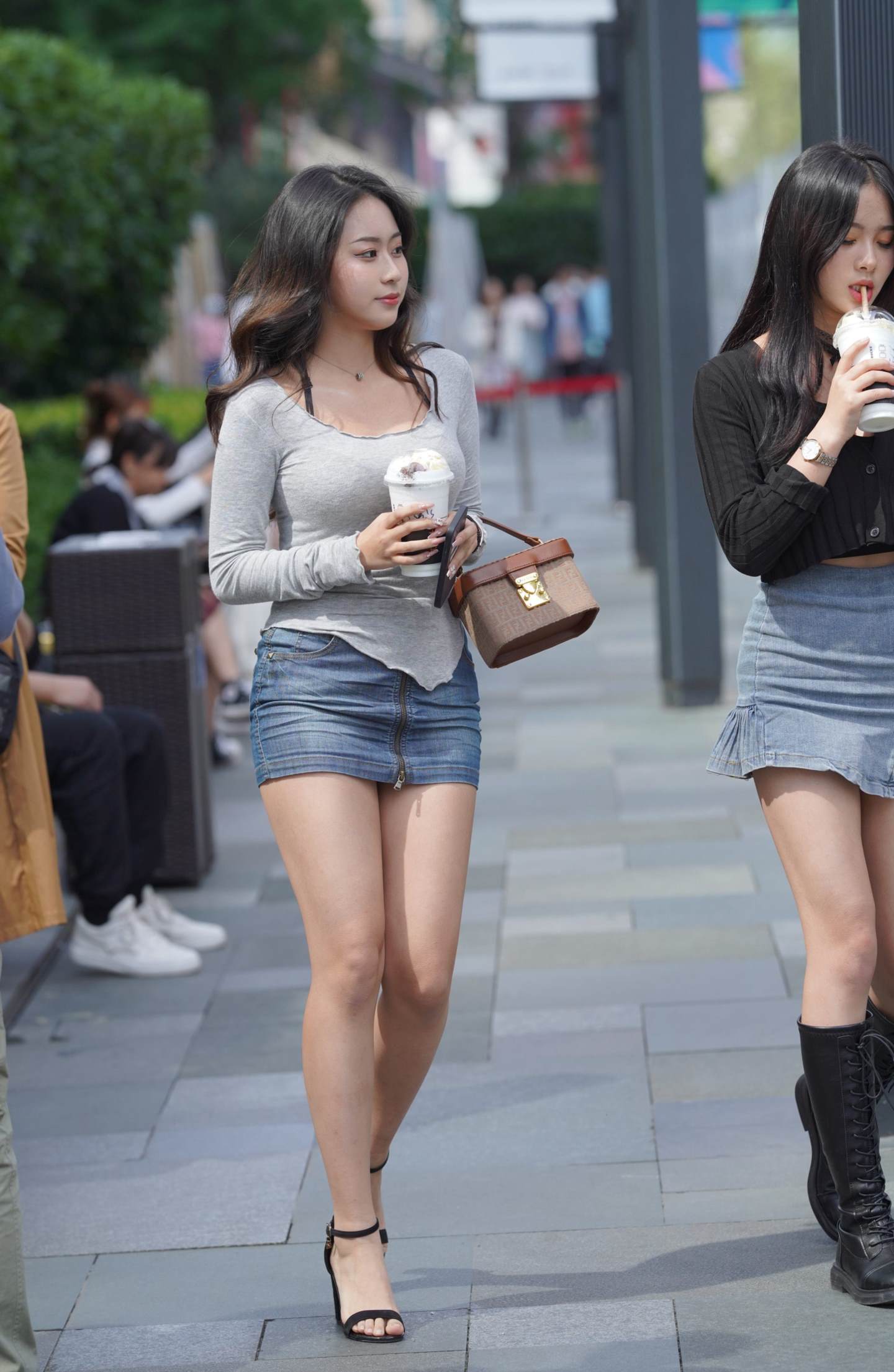 图片[1]-身材曼妙的美女 甜美可人-街拍流行馆