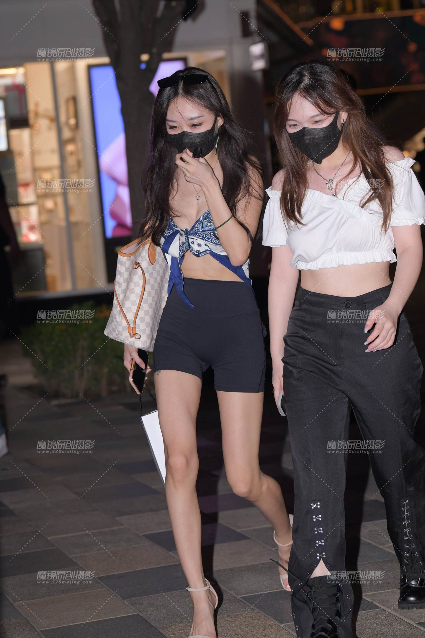 图片[1]-性感黑色短裤美女-街拍流行馆