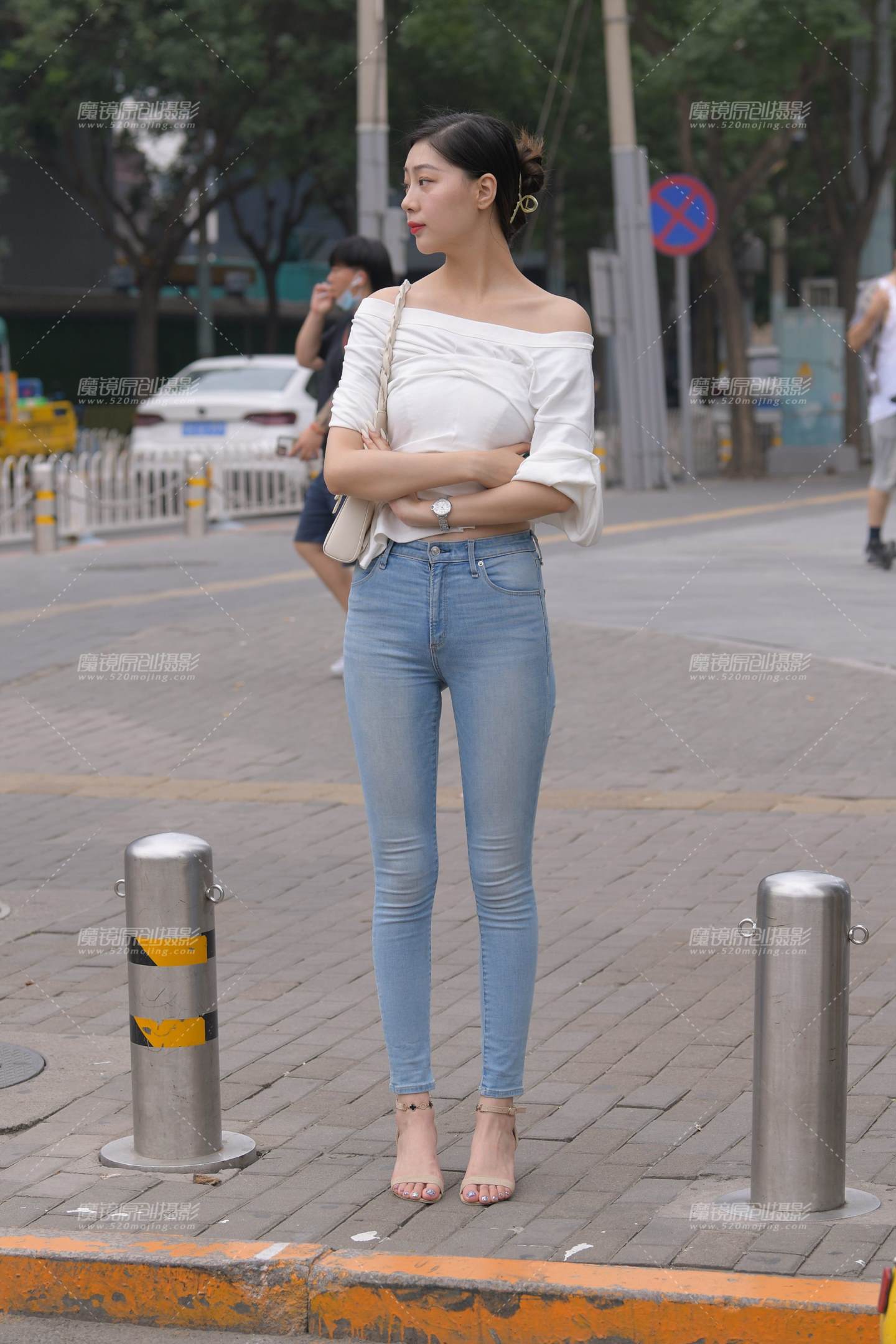 图片[1]-高挑的紧牛美女-街拍流行馆