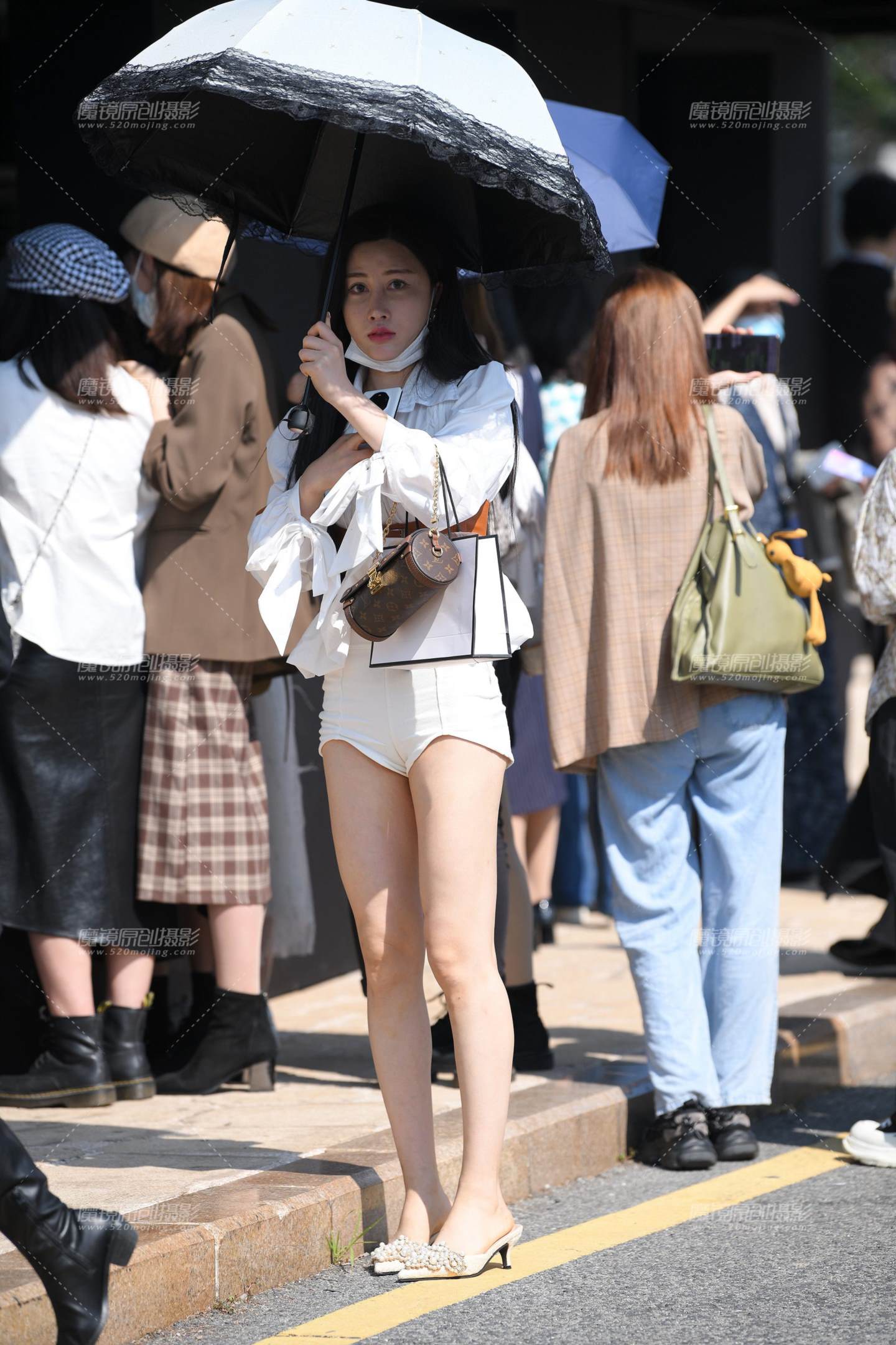 图片[3]-热裤高跟美女-街拍流行馆
