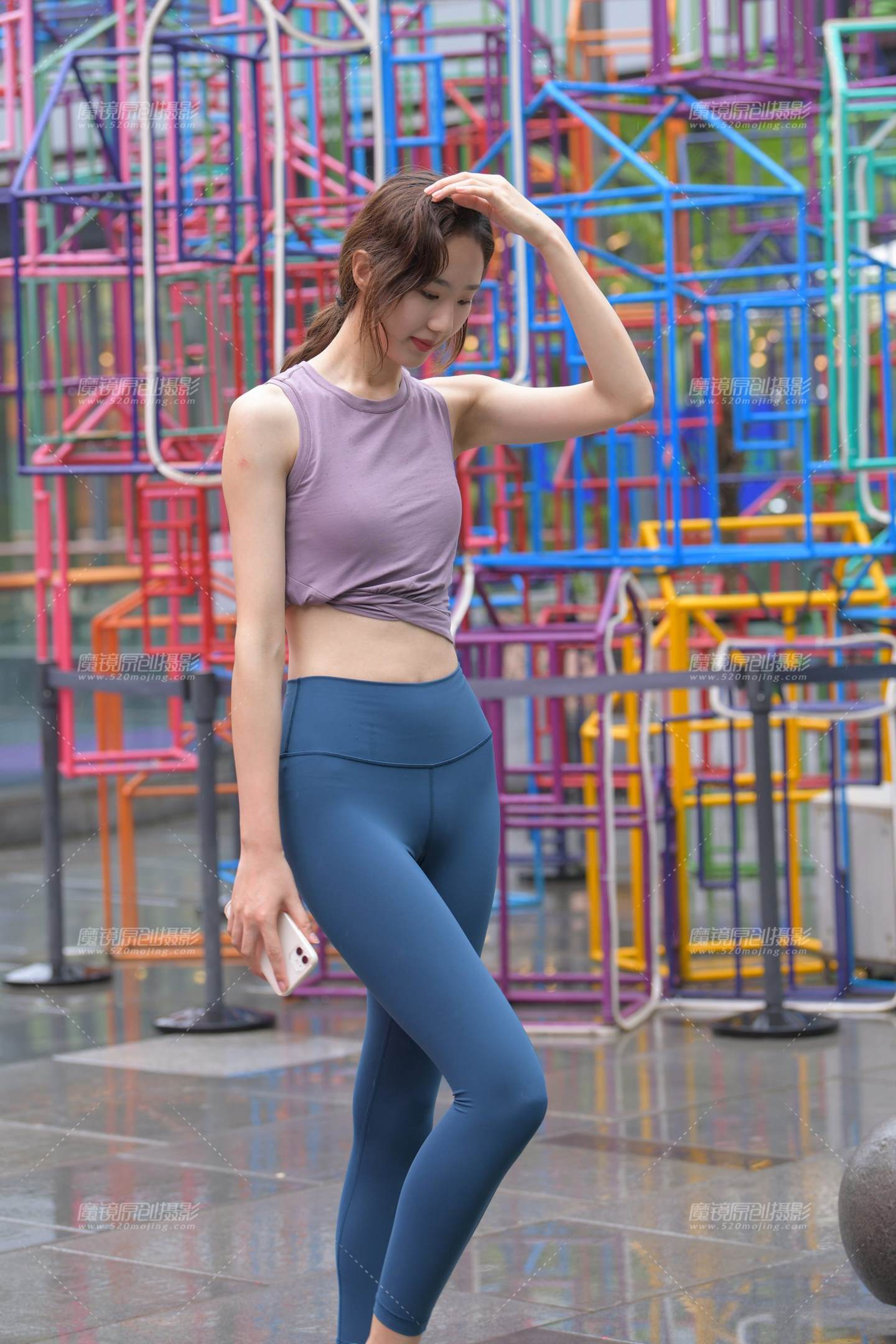 图片[1]-蓝色瑜伽裤运动系高挑美女-街拍流行馆