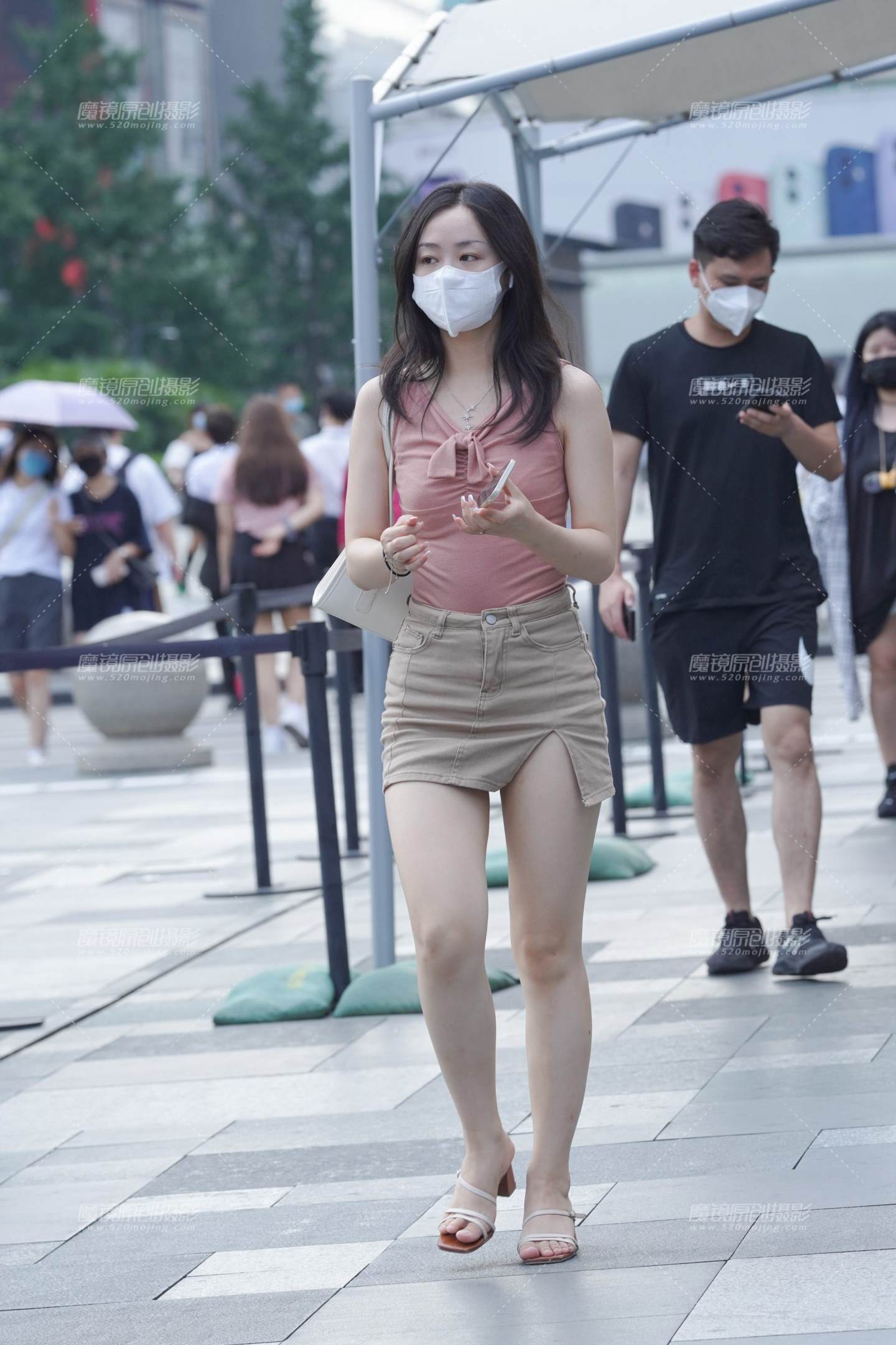 图片[1]-白白净净美腿女孩-街拍流行馆