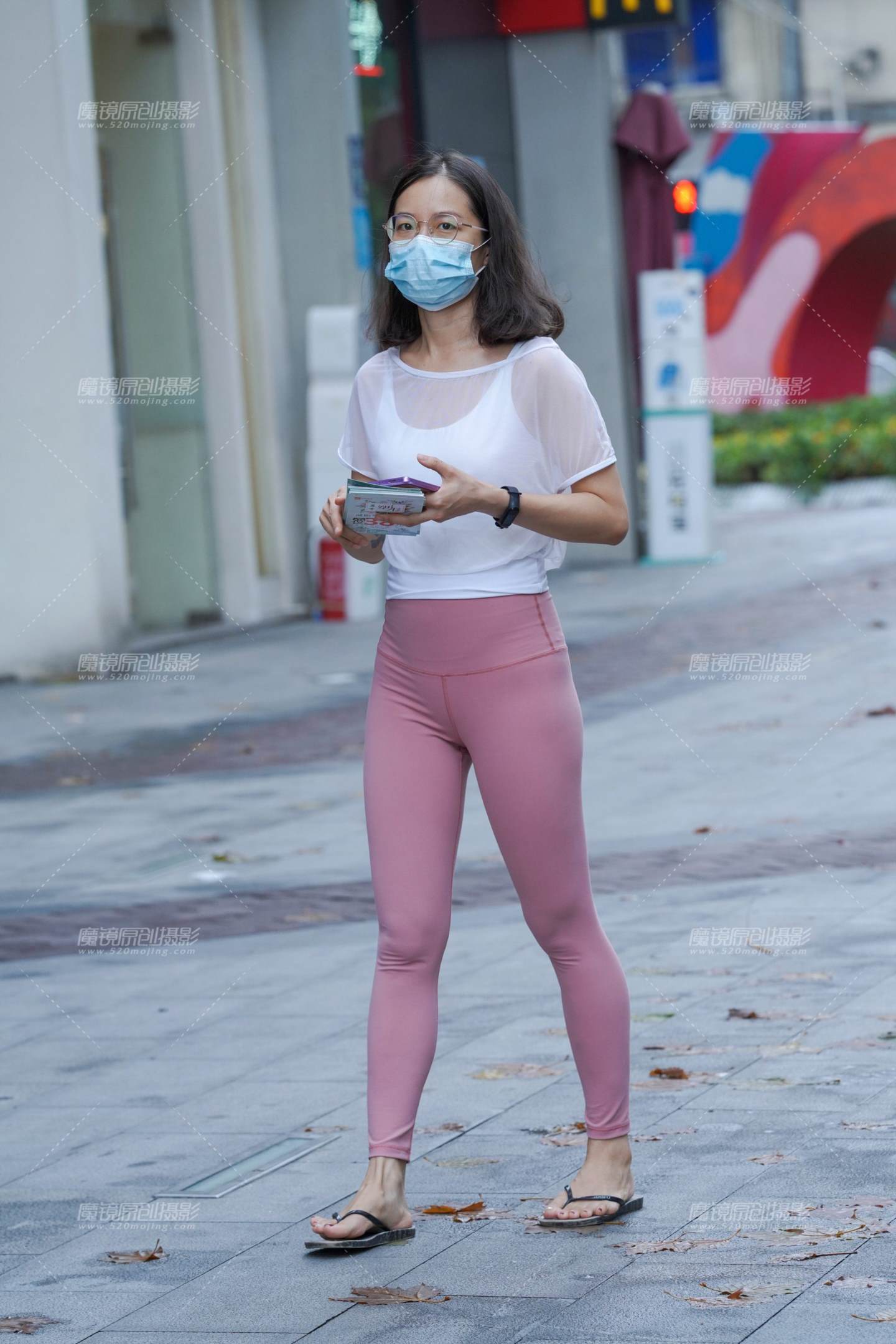 图片[3]-发传单的瑜伽女孩-街拍流行馆