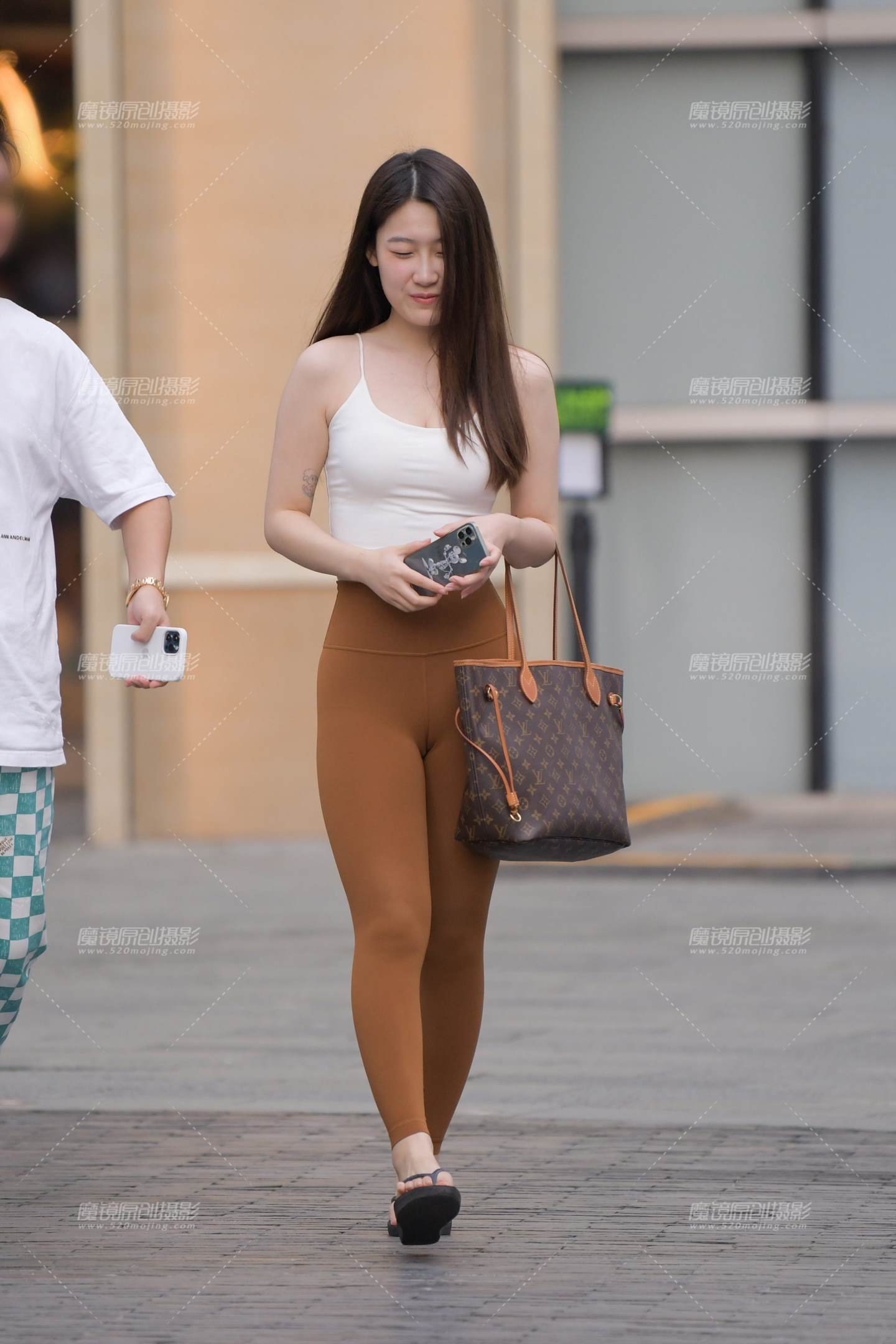 图片[3]-棕色瑜伽裤美女-街拍流行馆