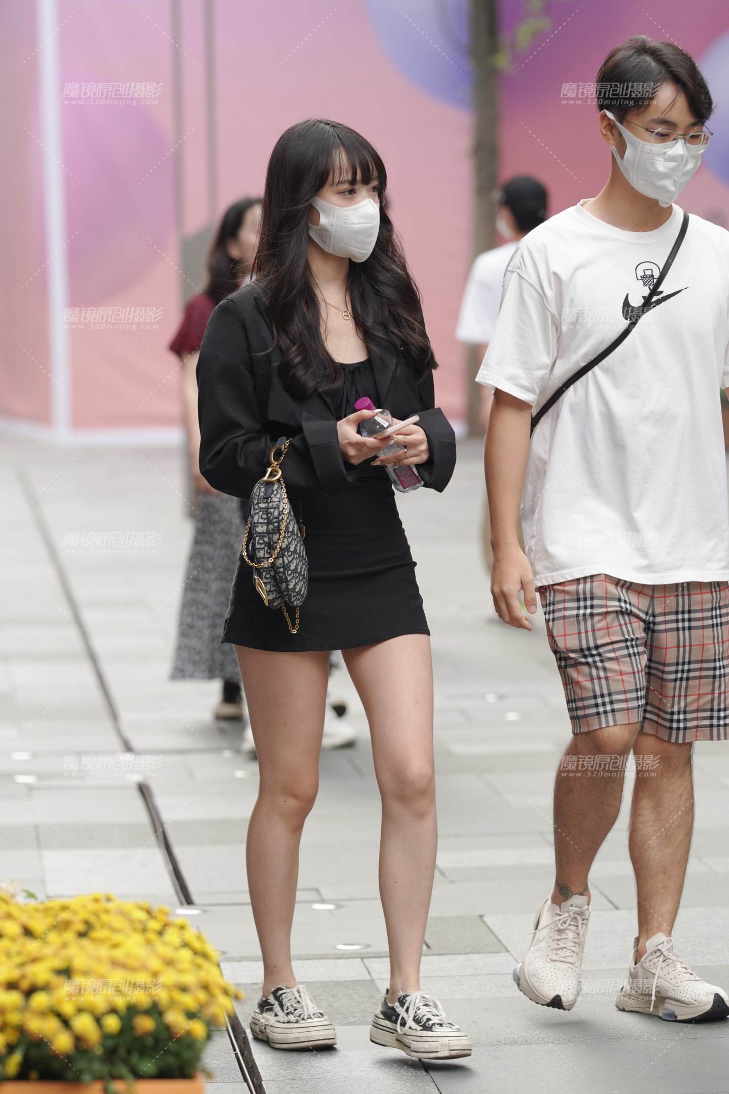 图片[1]-黑裙美眉-街拍流行馆