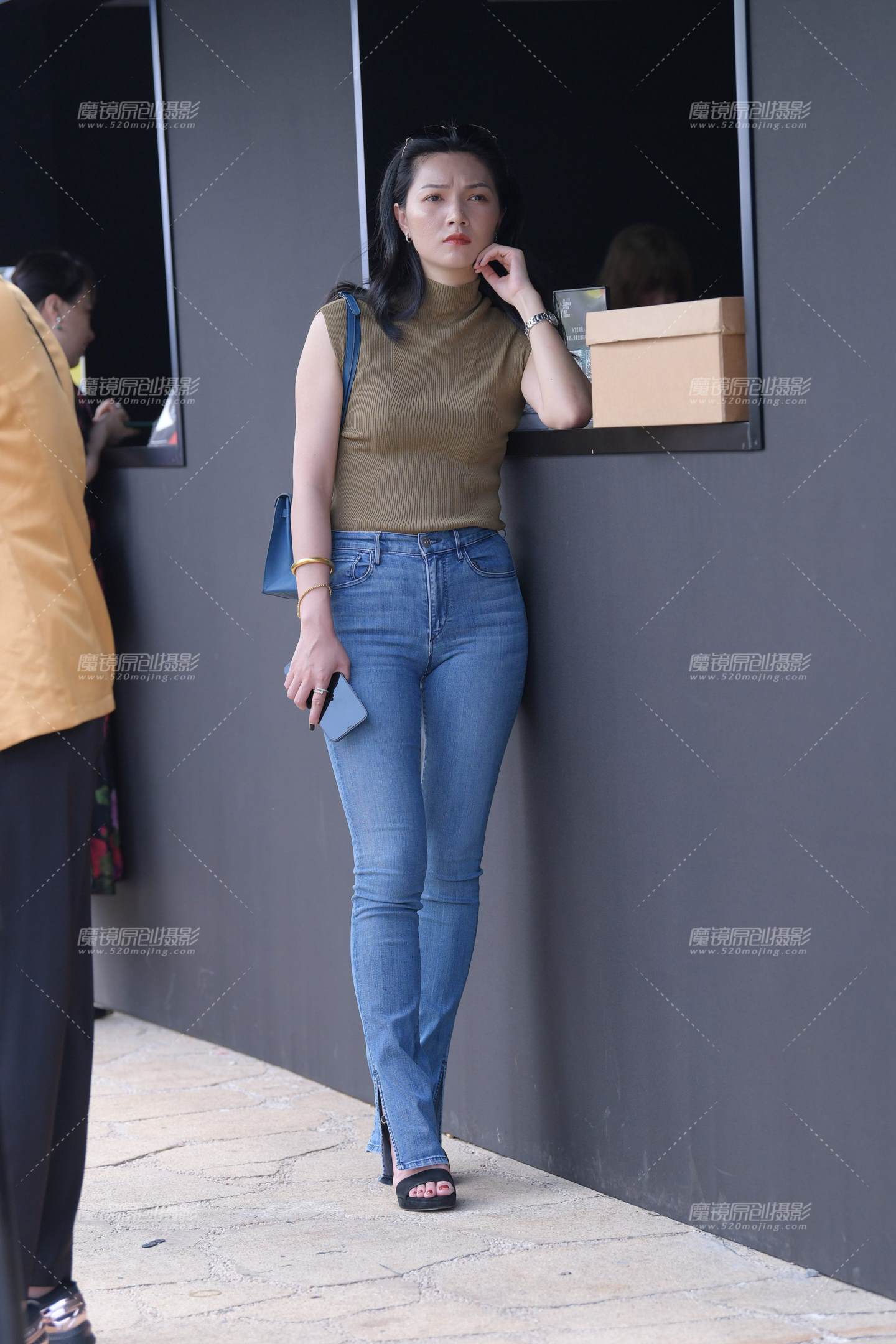 图片[1]-圆润紧牛的女子-街拍流行馆
