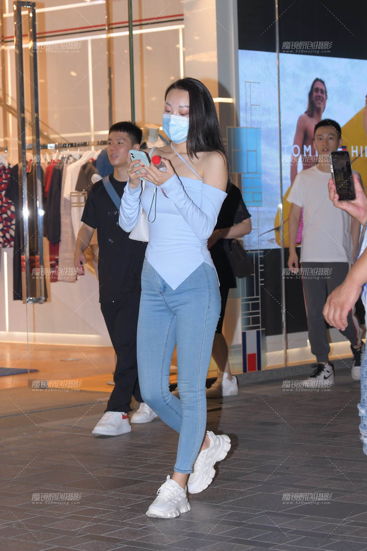图片[3]-蓝色牛仔裤美女-街拍流行馆