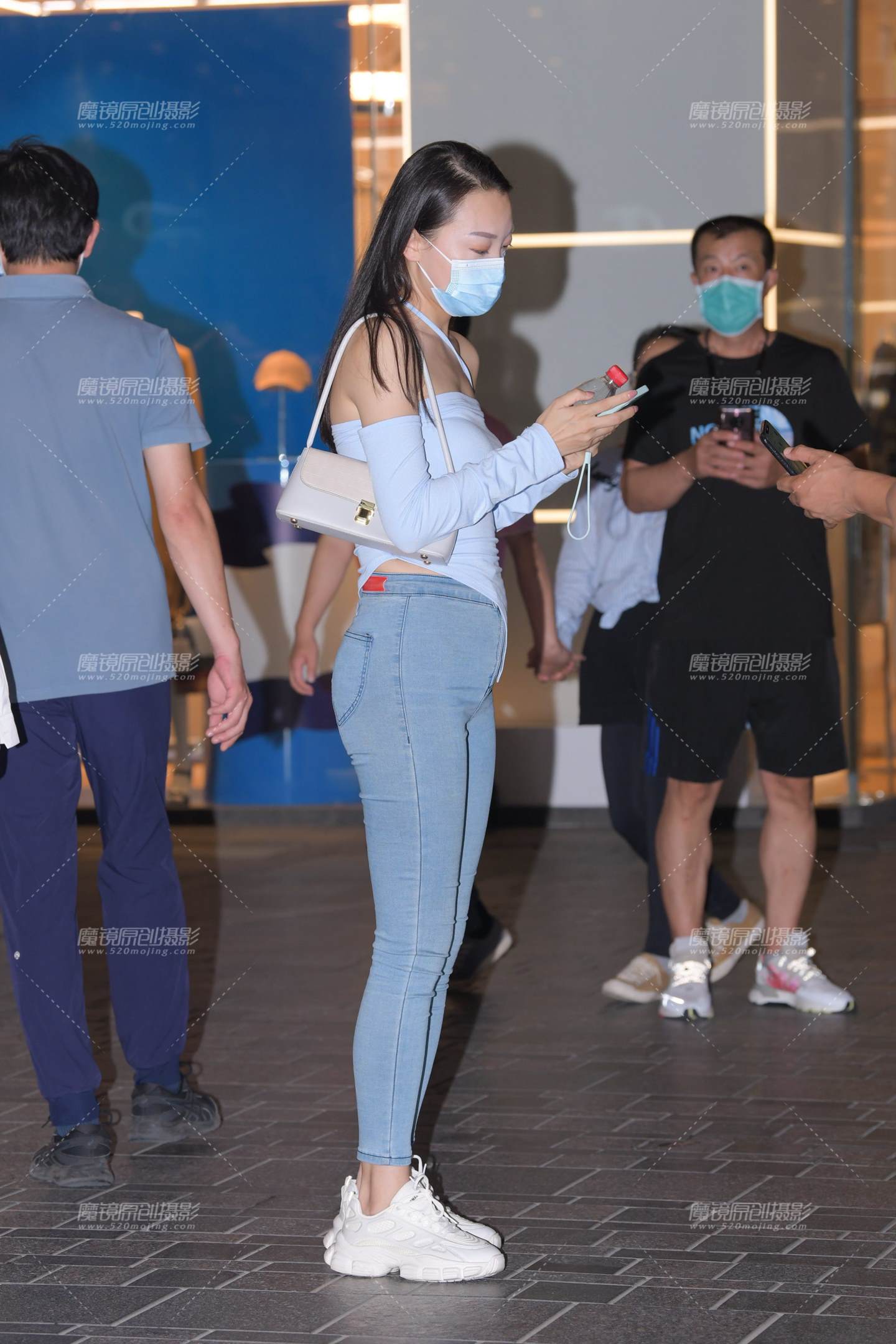 图片[4]-蓝色牛仔裤美女-街拍流行馆