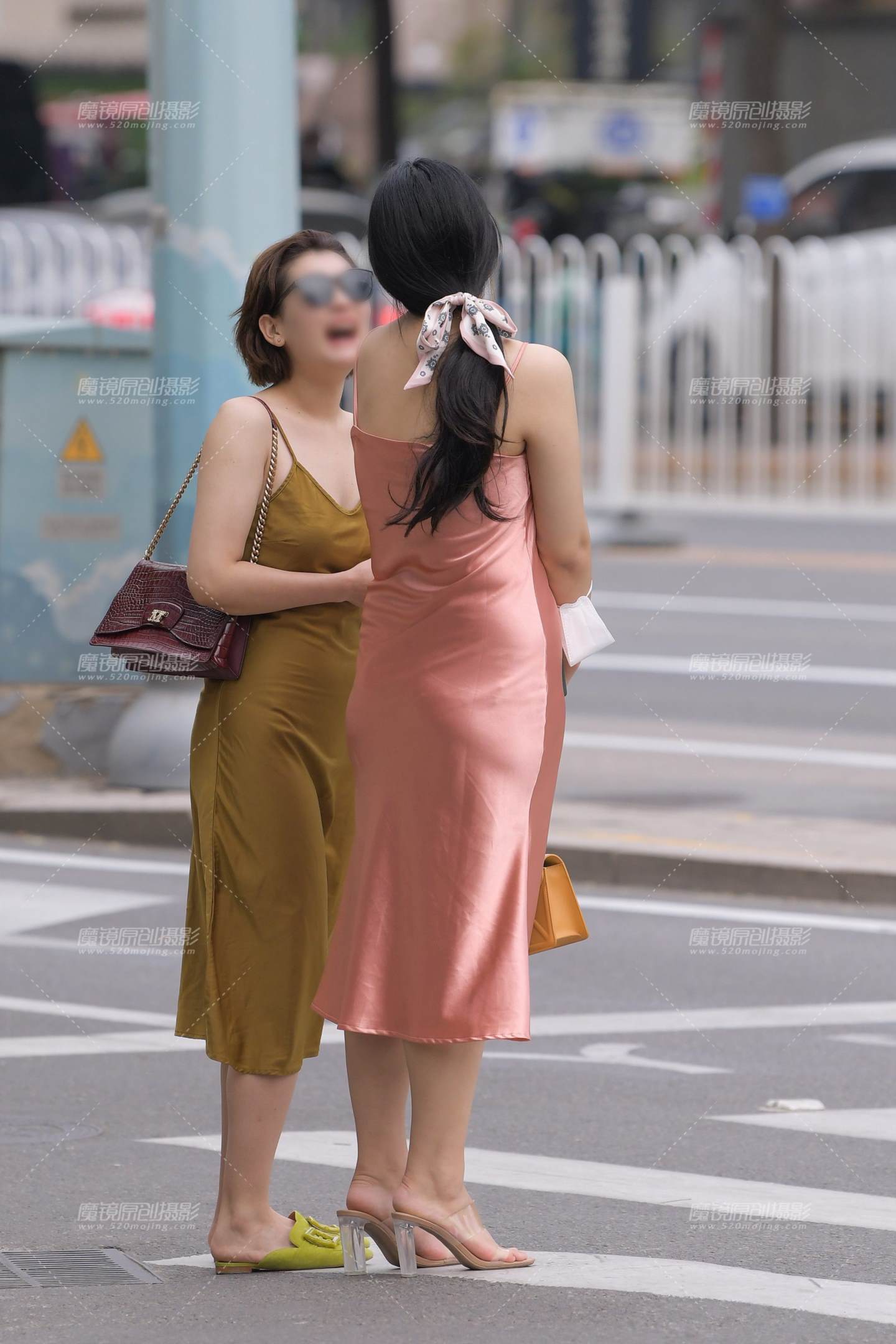 图片[1]-醋酸吊带-街拍流行馆
