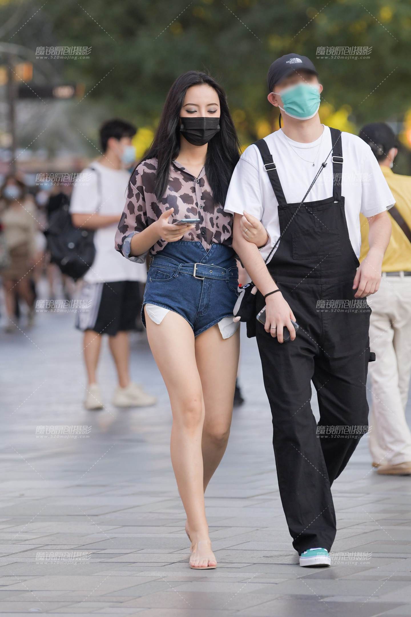 图片[1]-高挑美腿牛仔短裤美女-街拍流行馆