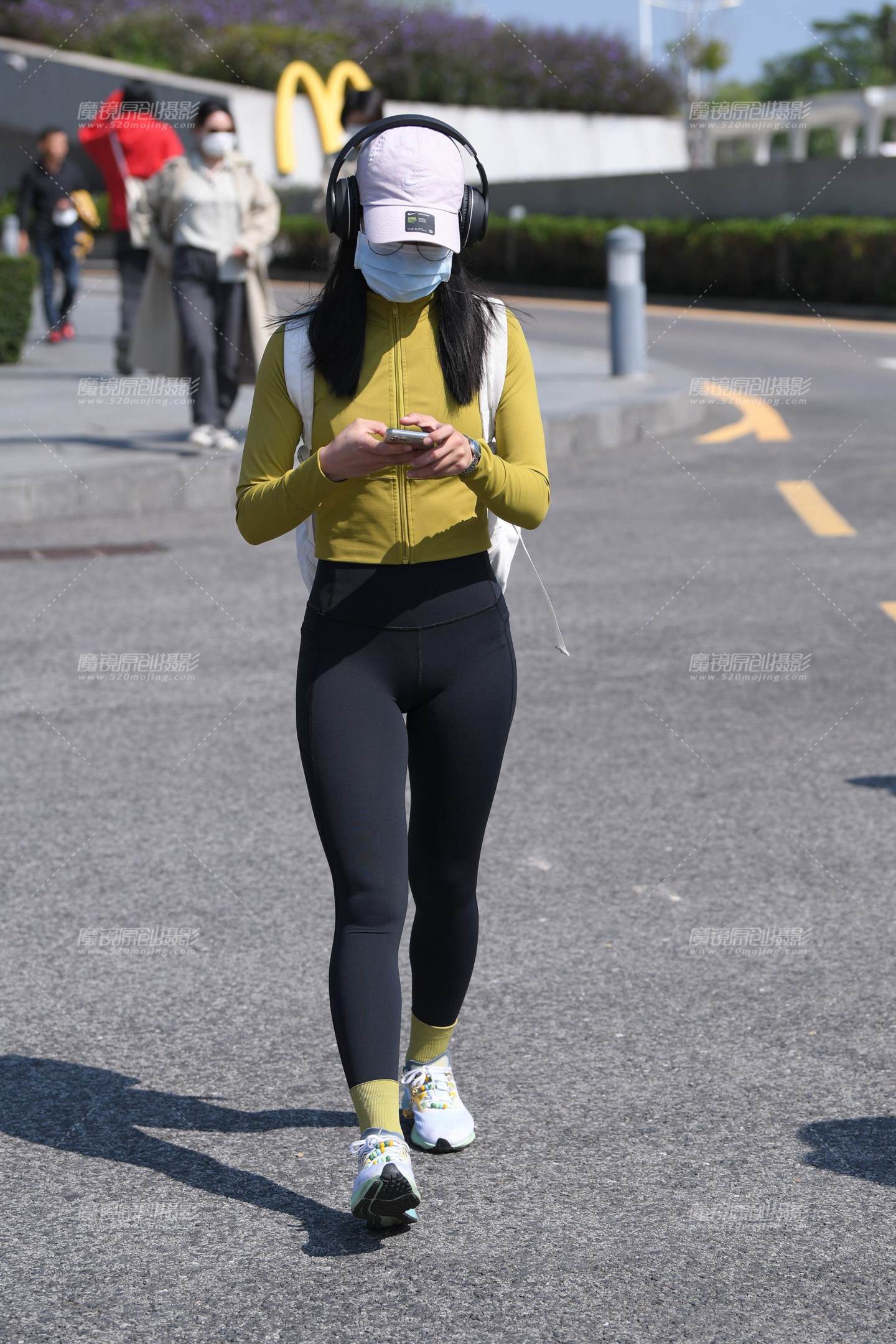 图片[4]-紧致紧身裤翘臀女孩-街拍流行馆