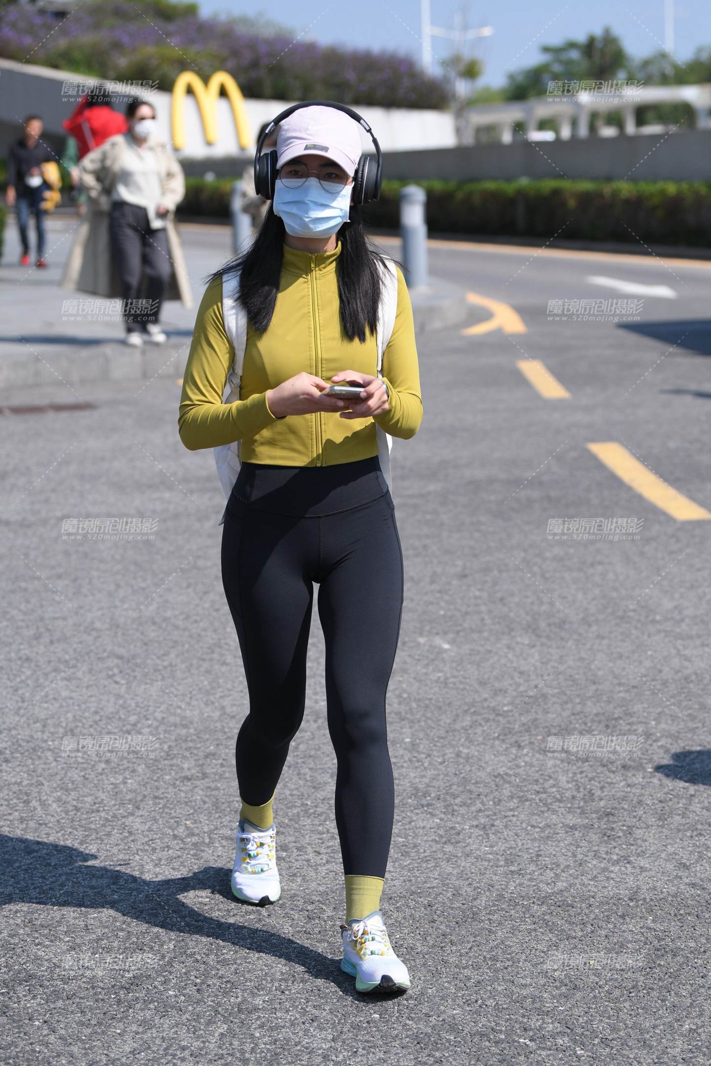 图片[1]-紧致紧身裤翘臀女孩-街拍流行馆