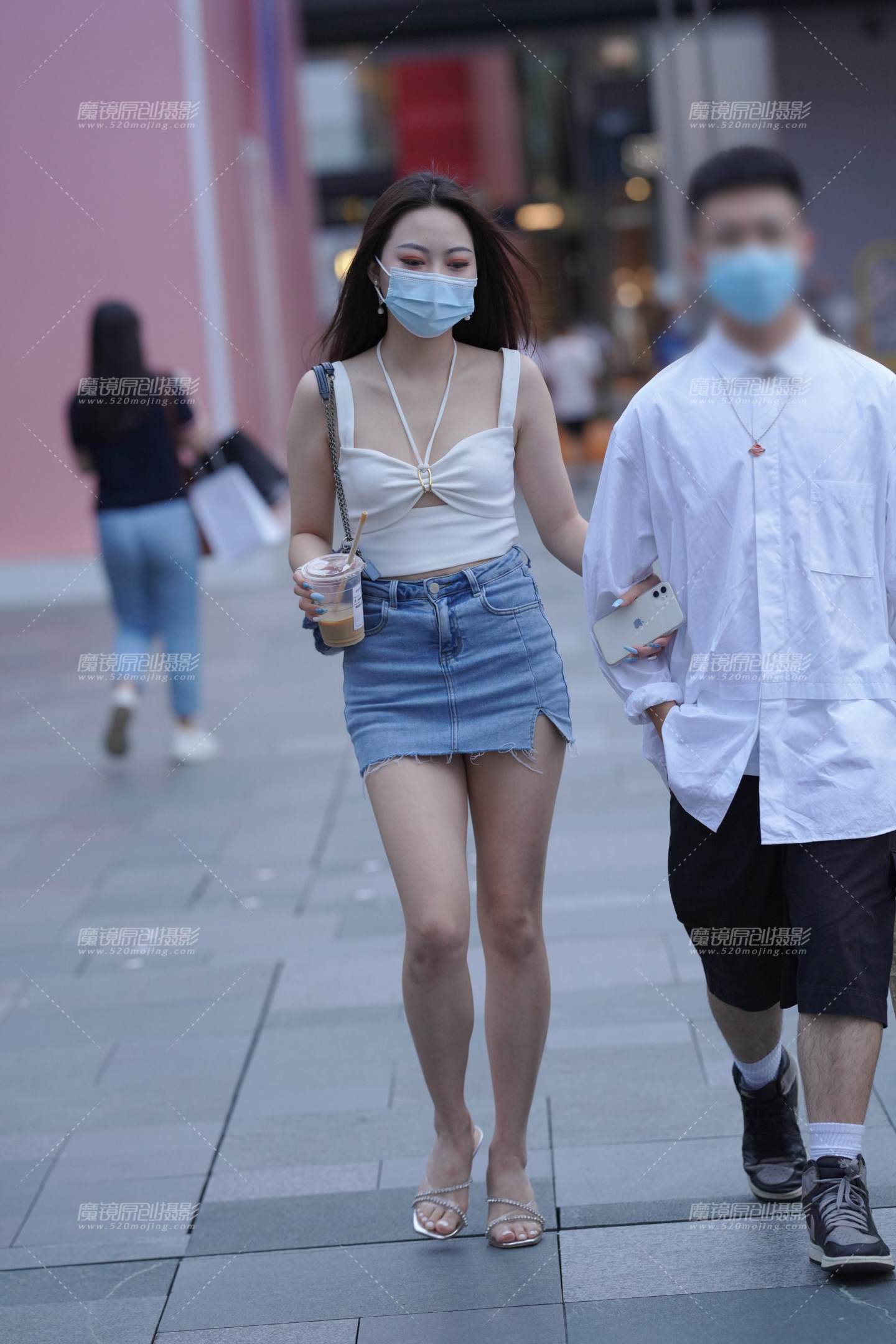 图片[1]-牛仔裙美腿-街拍流行馆
