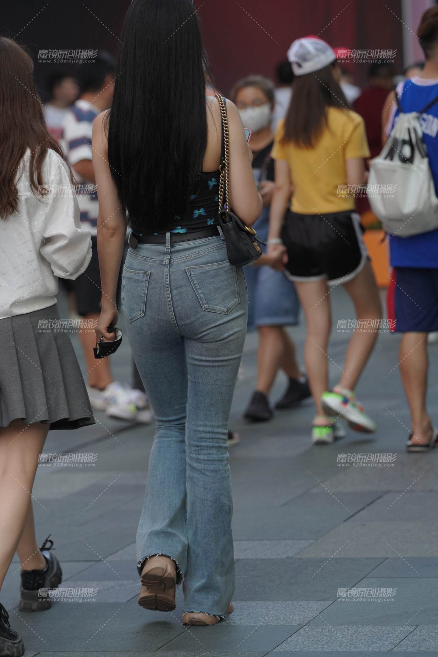 图片[2]-紧牛小姐姐 身材真美好-街拍流行馆