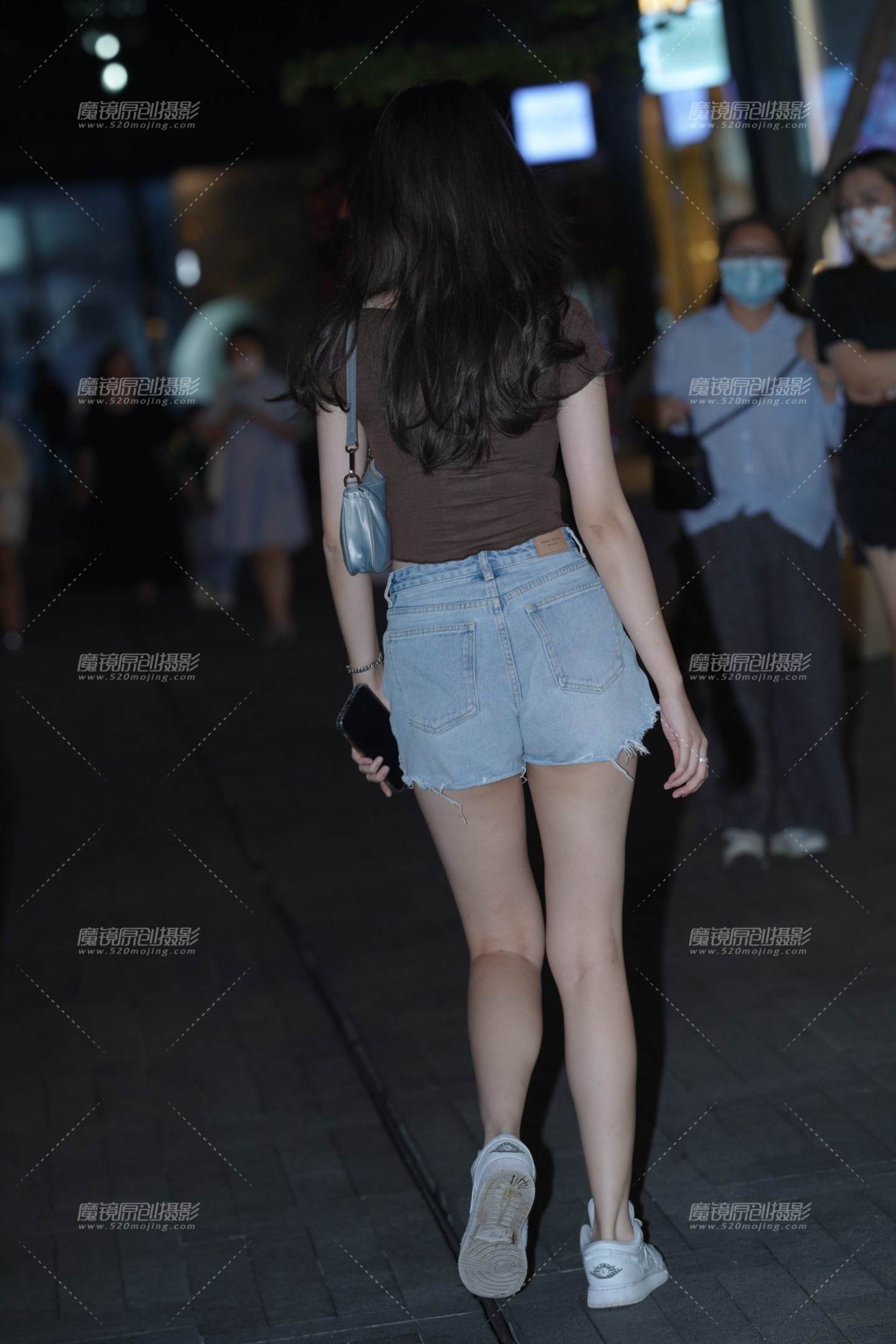 图片[2]-独自来旅游的热裤女孩 气质温婉 清新甜美-街拍流行馆