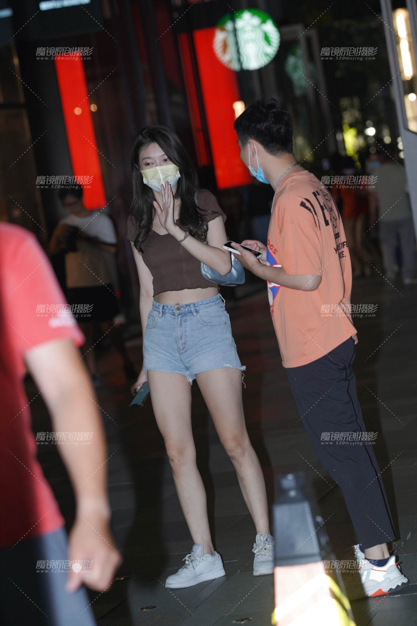 图片[3]-独自来旅游的热裤女孩 气质温婉 清新甜美-街拍流行馆