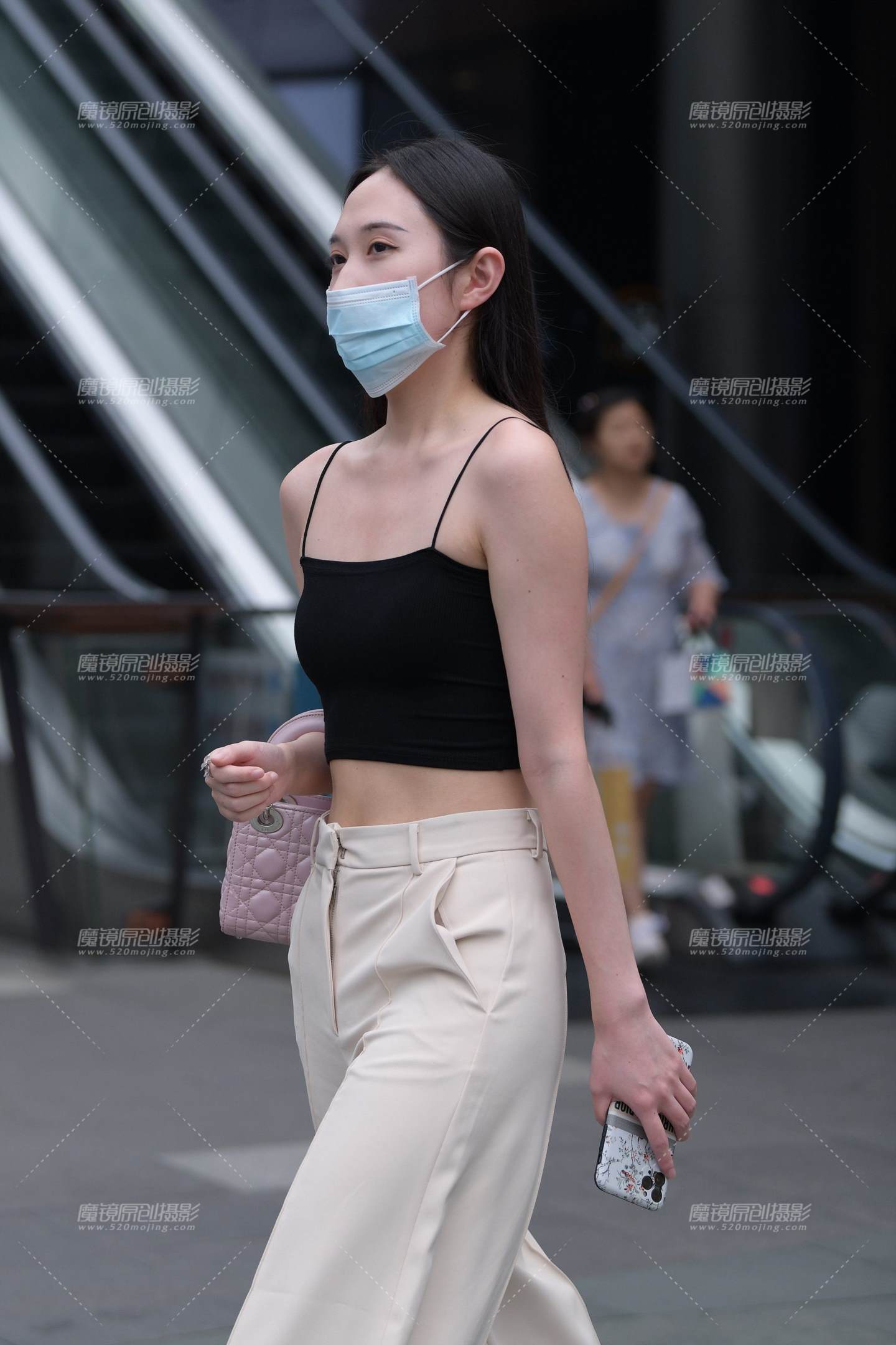 图片[1]-小吊带，小姐姐-街拍流行馆