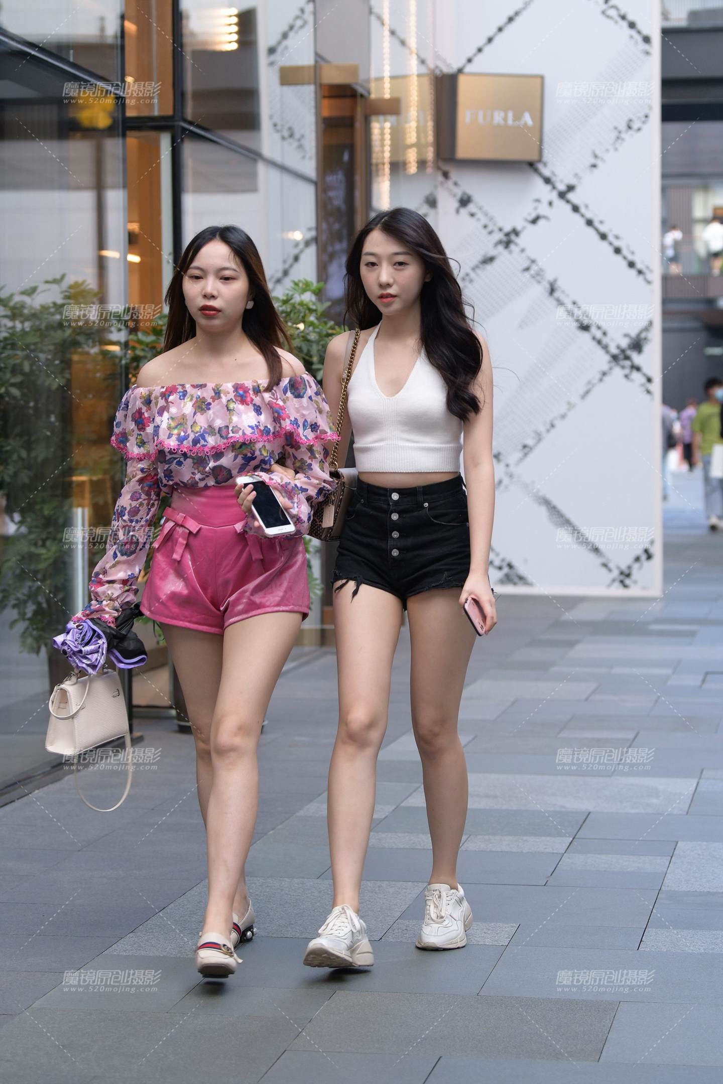 图片[1]-热裤大长腿女孩-街拍流行馆