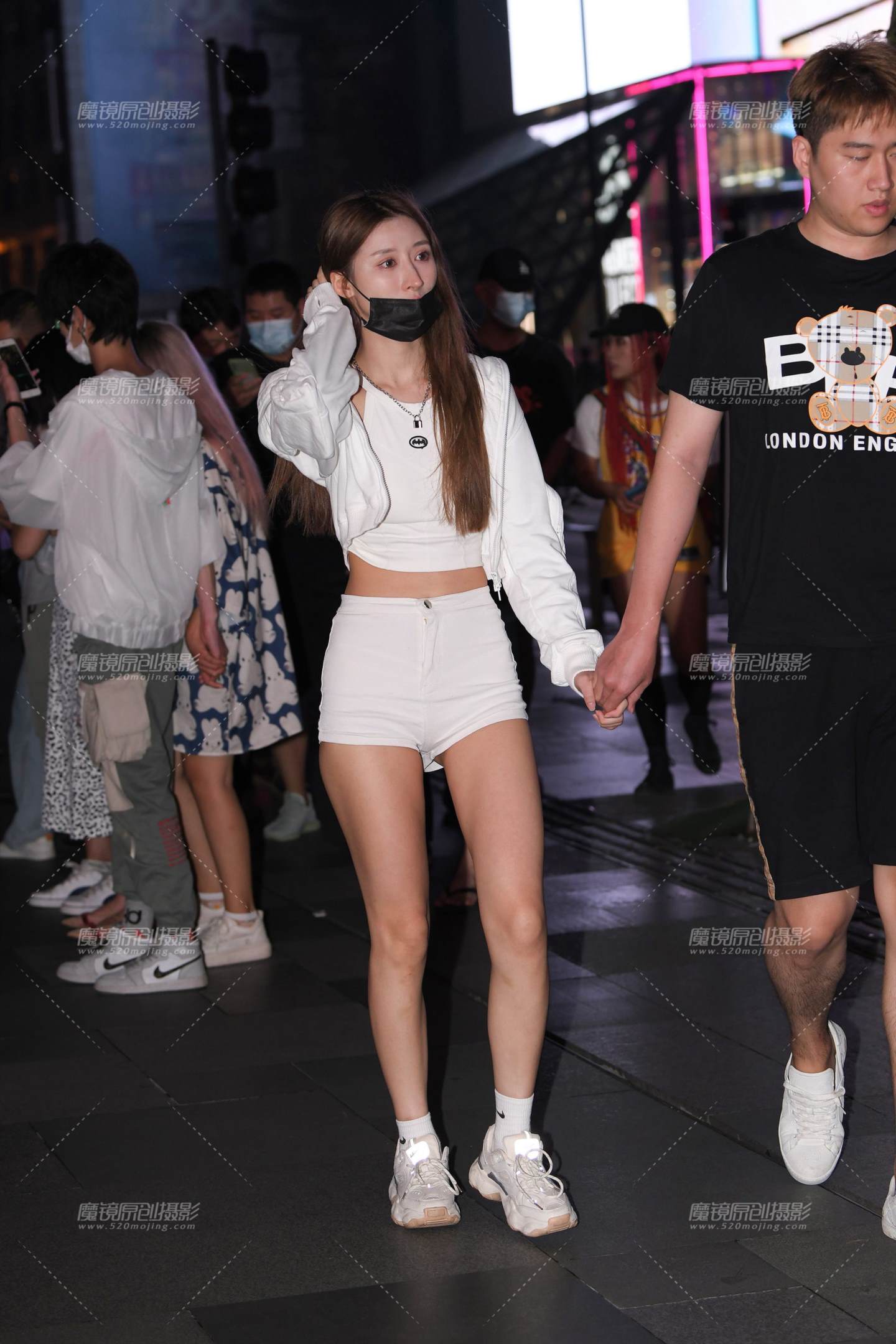 图片[1]-白热裤女友~-街拍流行馆