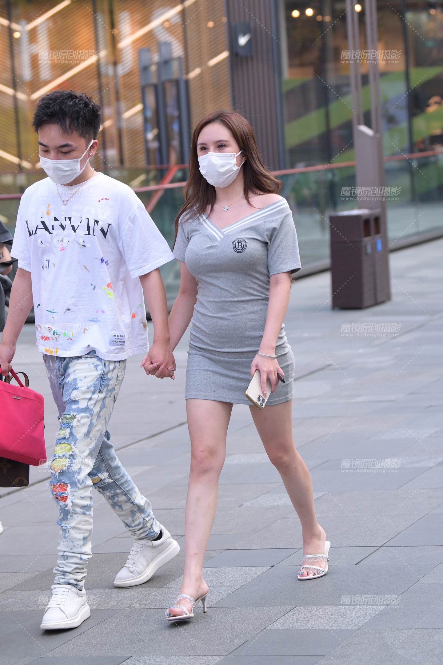 图片[1]-白皙美腿高跟女友-街拍流行馆