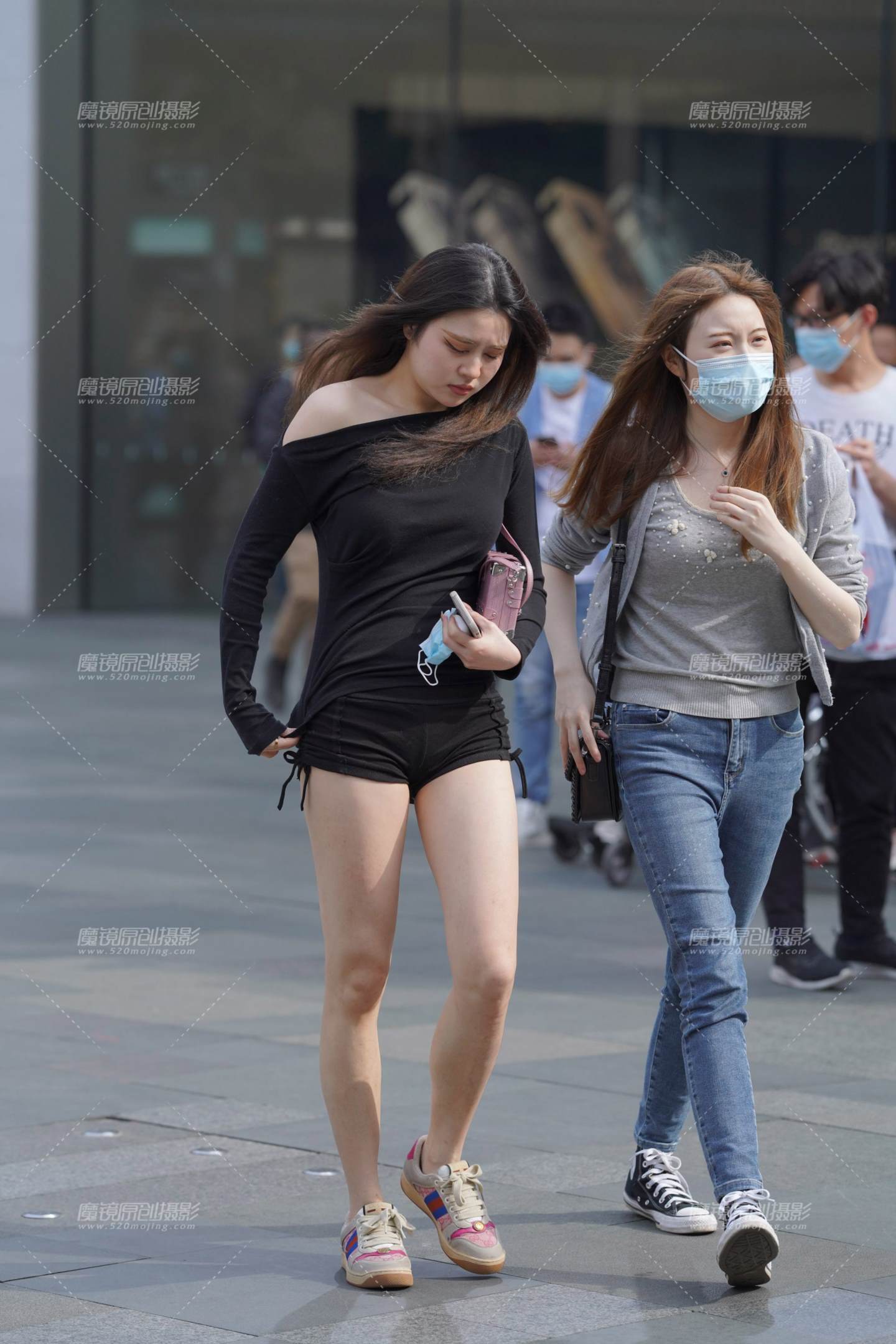 图片[1]-热裤女孩-街拍流行馆