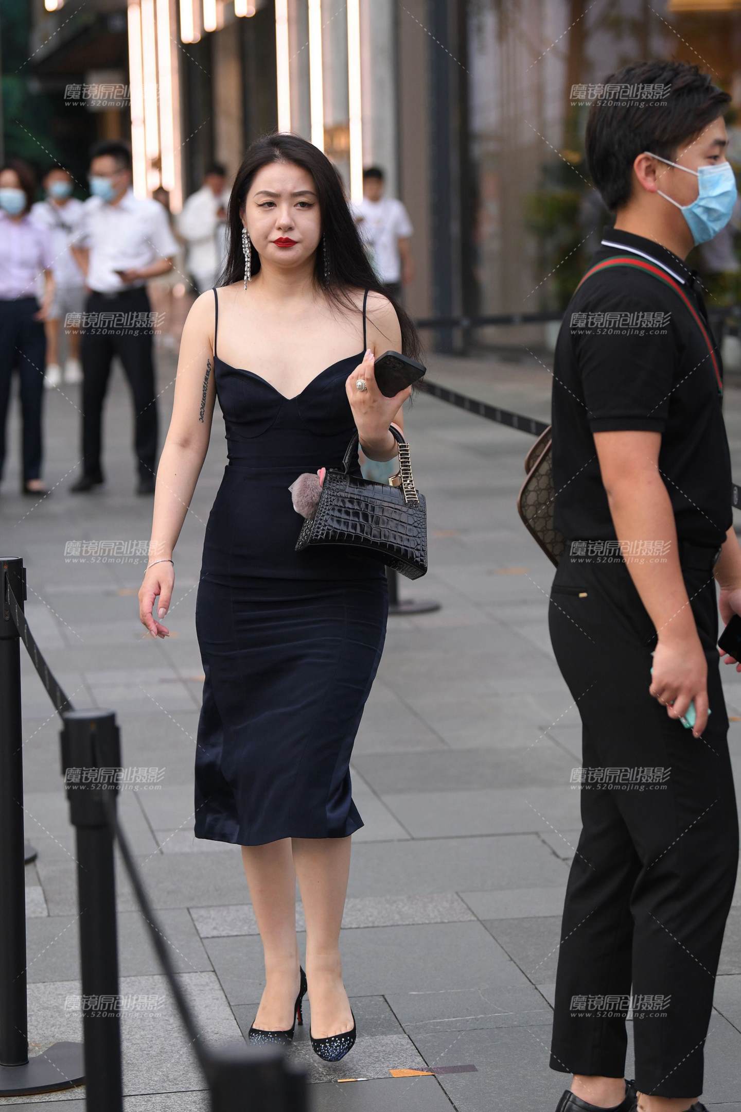 图片[1]-丰腴的红唇女子-街拍流行馆